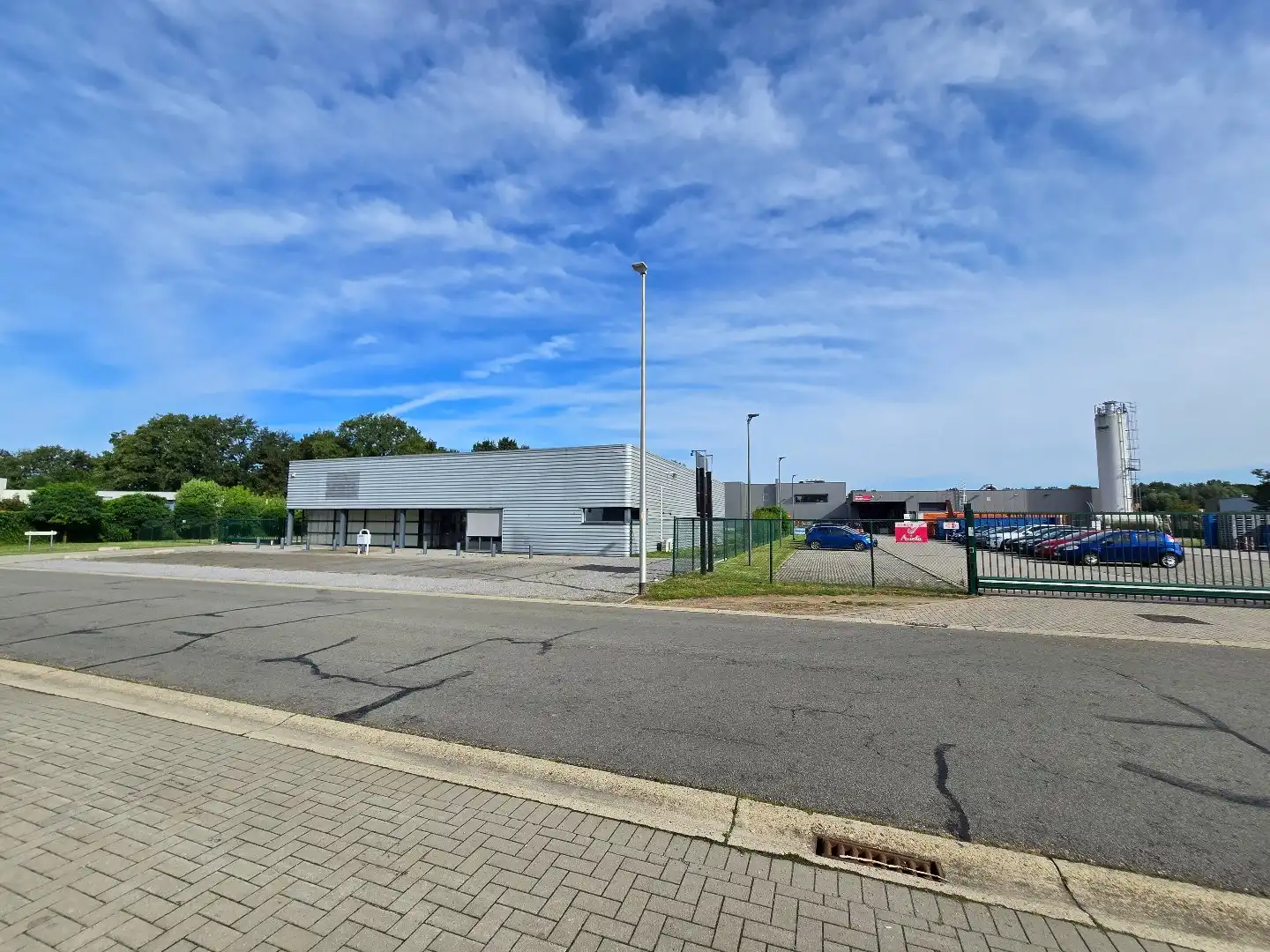 Bedrijfsgebouw - groot 831m² - centraal gelegen op het industrieterrein foto 2