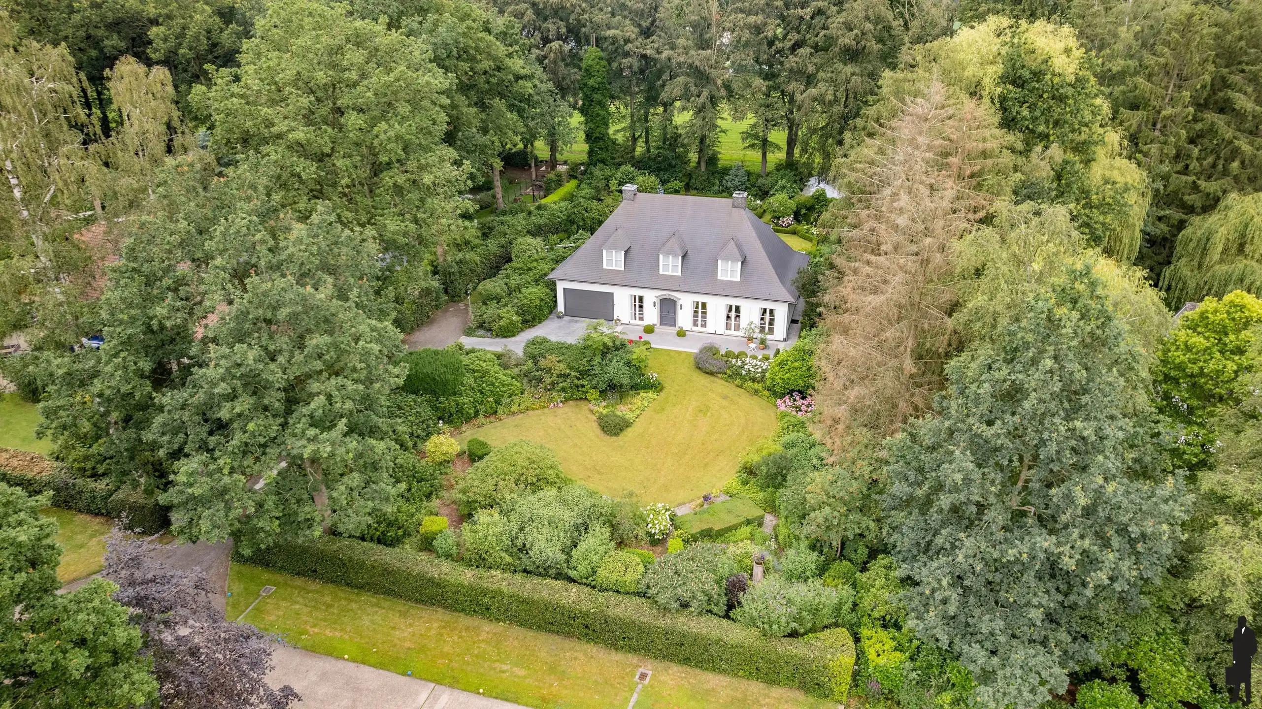 Statige villa op prachtig aangelegd perceel  met 4 slaapkamers en inpandige garage foto 42