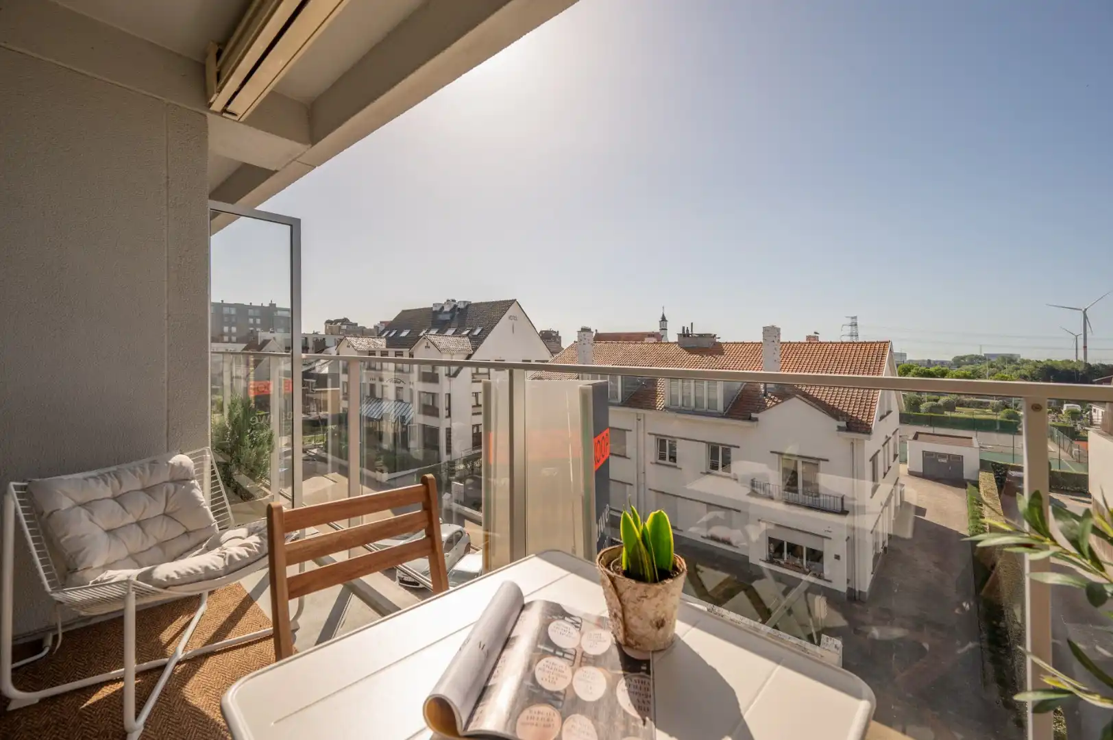 Zonnig, gerenoveerd appartement vlak bij zee met terras foto 8