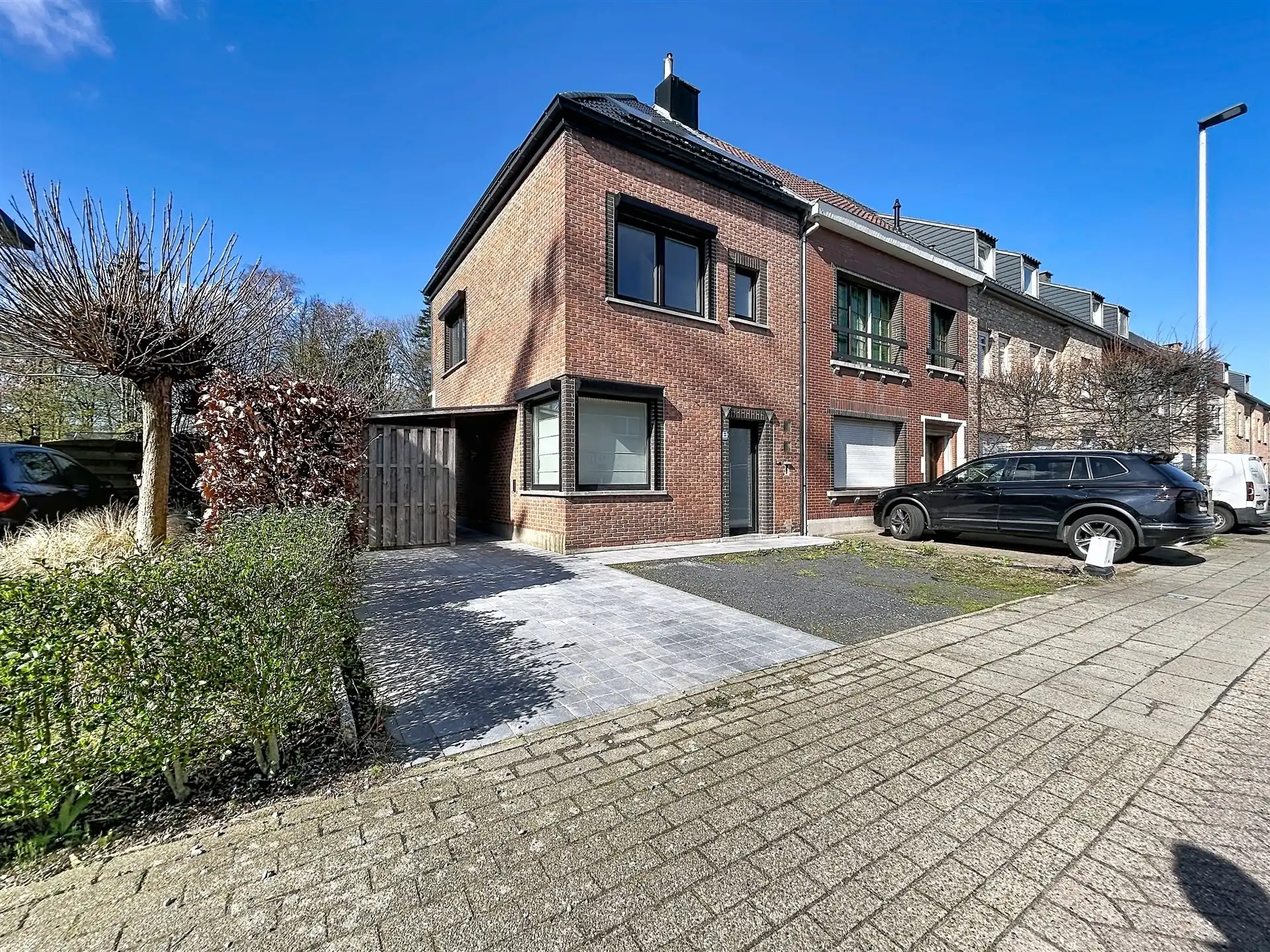  half open bebouwing met 3 slaapkamers en oprit voor meerdere wagens op toplocatie foto {{pictureIndex}}