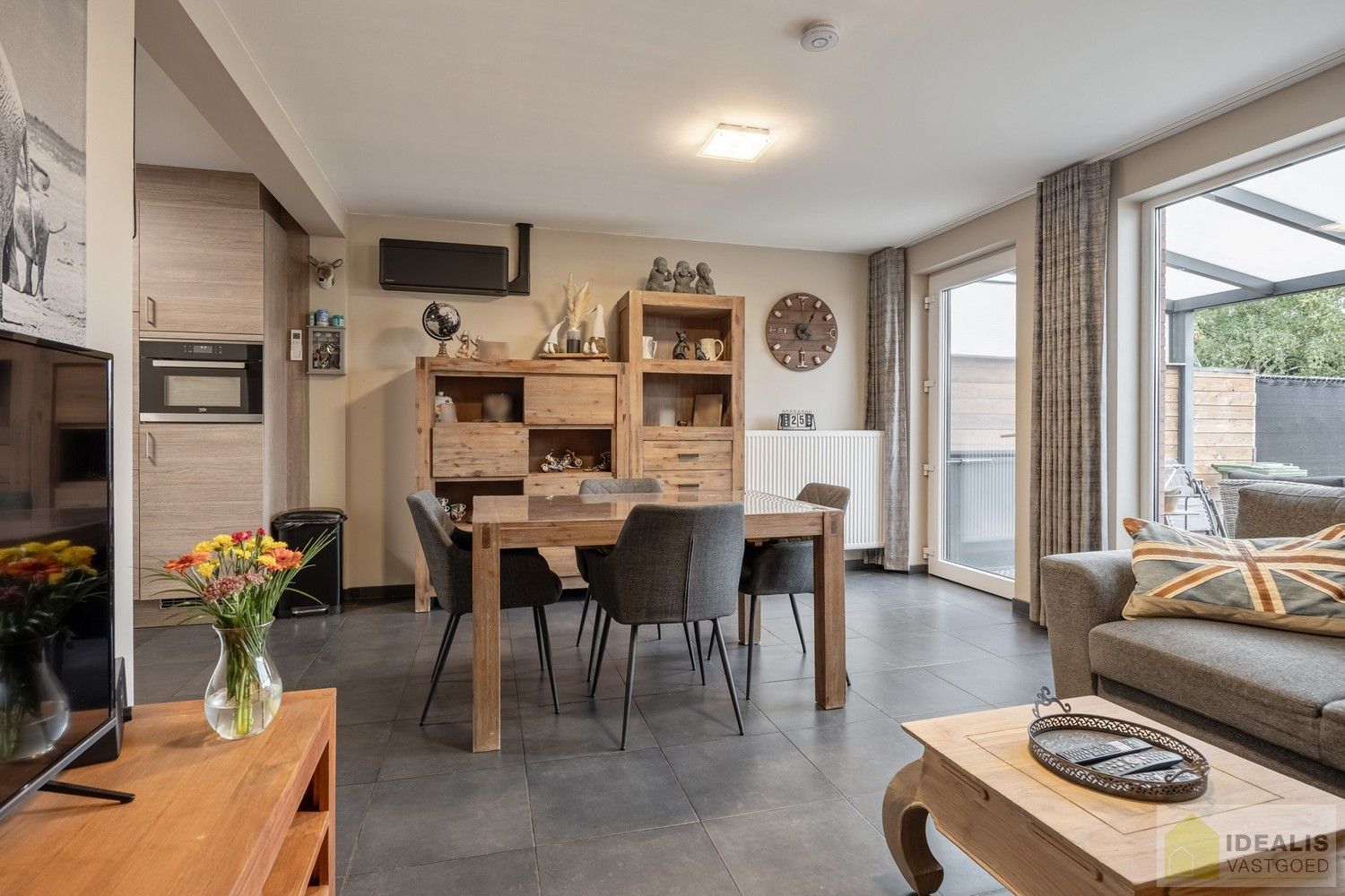 INSTAPKLARE GEZINSWONING MET LICHTRIJKE LEEFRUIMTE, RUIME EN VERZORGDE KEUKEN, BADKAMER EN 3 GOEDE SLAAPKAMERS OP EEN KNAP ZUID-GEORIENTEERDE PERCEEL VAN 2A 32A foto 9