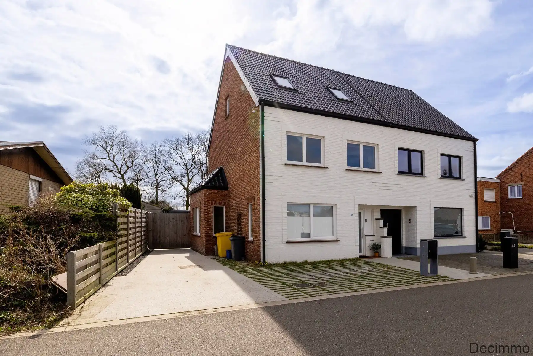 Deels gerenoveerde woning met 3 slpks en ruime zolder op ca. 470 m² grond. foto 3