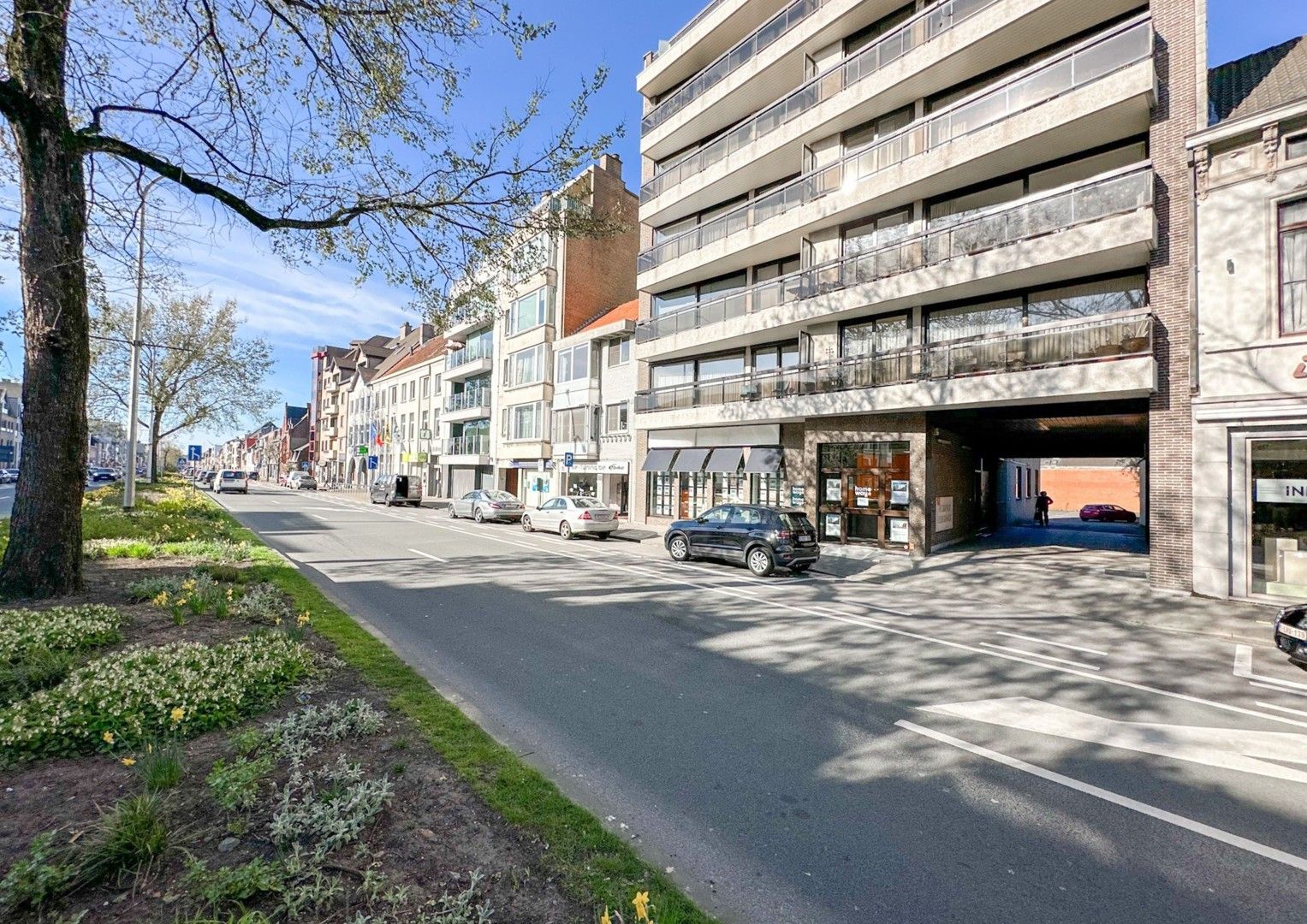 Commercieel gelijkvloers met grote zichtbaarheid en parking in centrum! foto {{pictureIndex}}