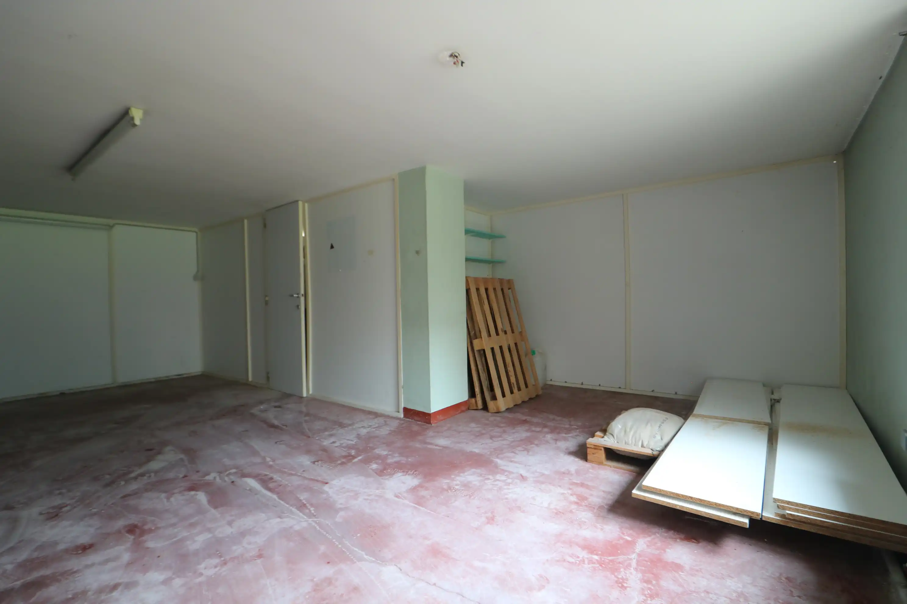 Zeer ruime stockageruimte (120m²) gelegen in de kelderverdieping. foto 3