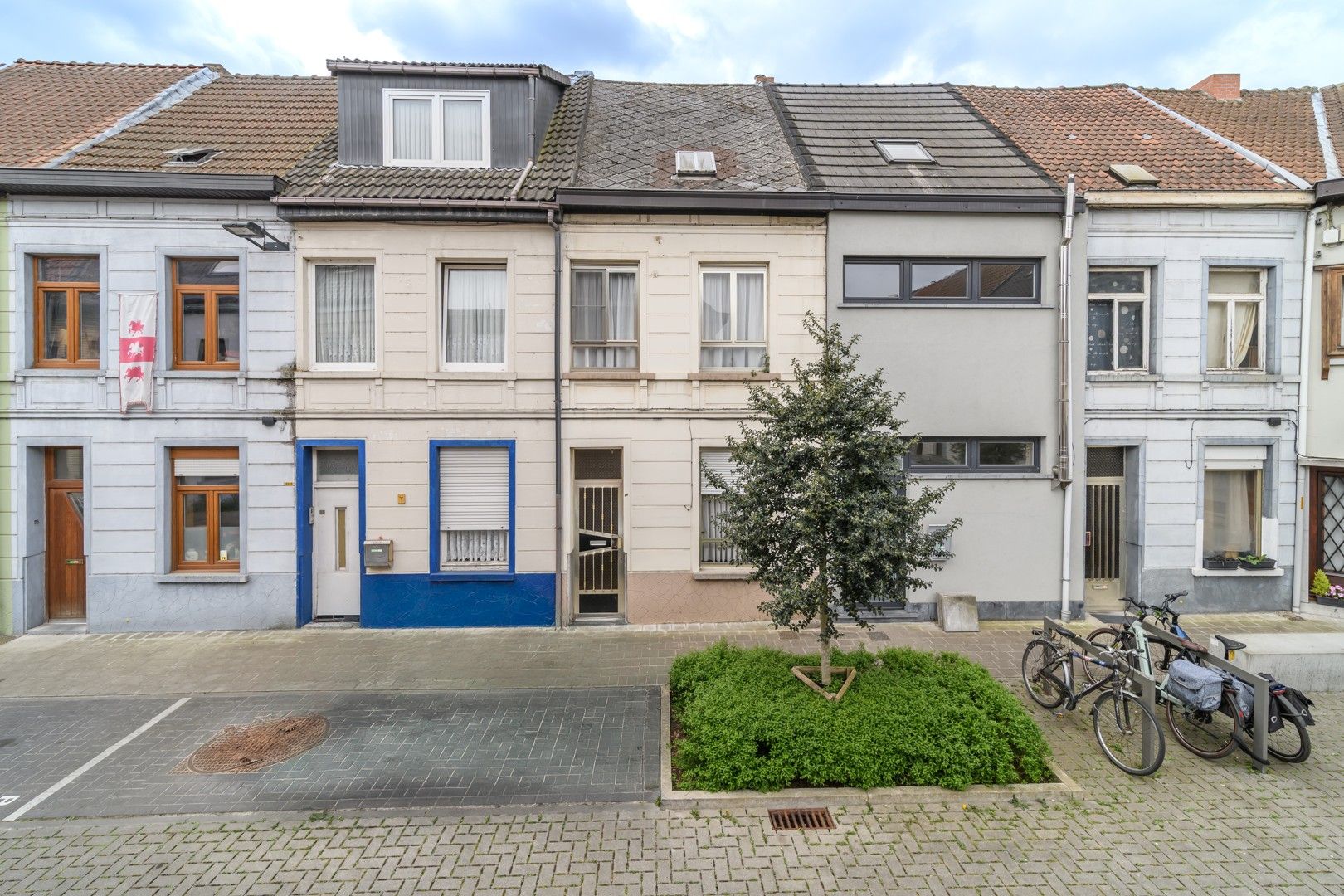 Hoofdfoto van de publicatie: Te renoveren gezinswoning nabij centrum Aalst