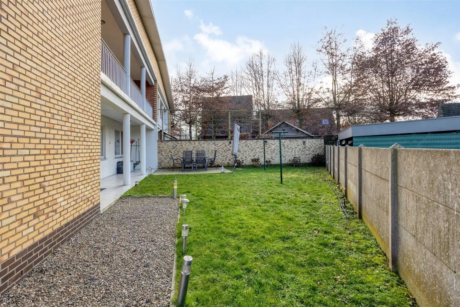 Zeer ruim, gelijkvloers appartement met 3 slaapkamers, tuin, inpandige garage en extra parkeergelegenheden gelegen nabij het centrum van Maaseik. foto 14