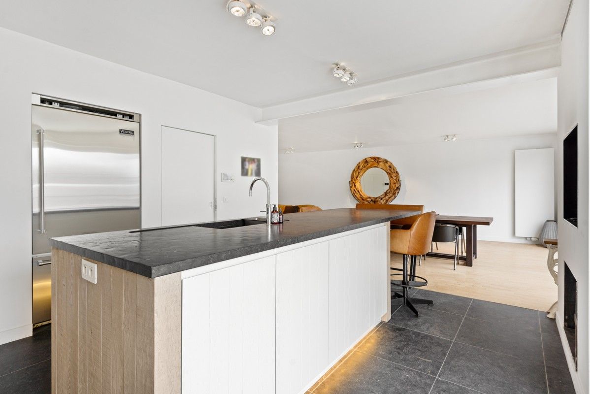 Ruim duplexappartement met mogelijk 4 slaapkamers en 2 badkamers, gezellig terras en ruime garage. foto 7