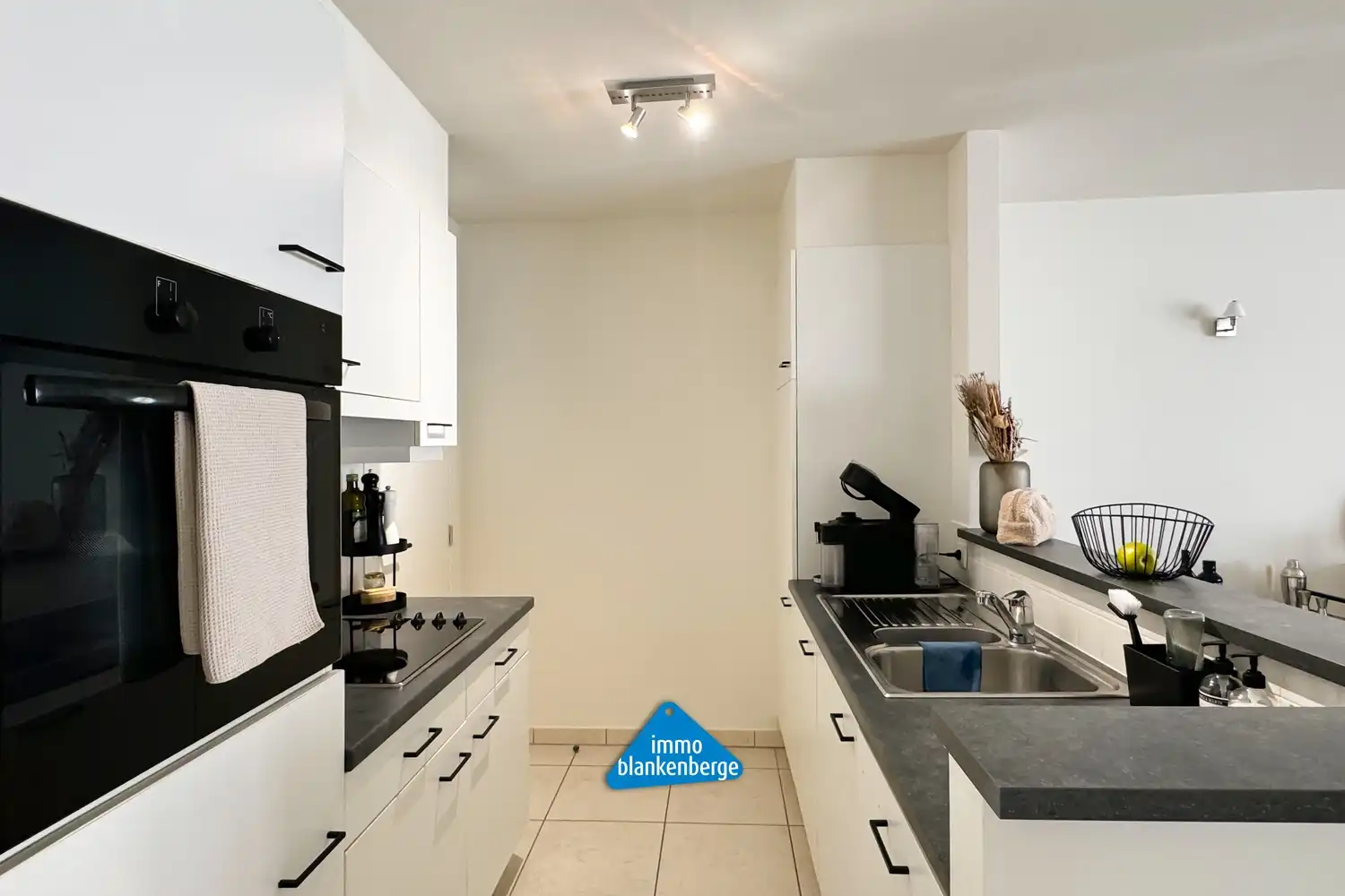 Ruim en modern appartement met twee slaapkamers foto 10
