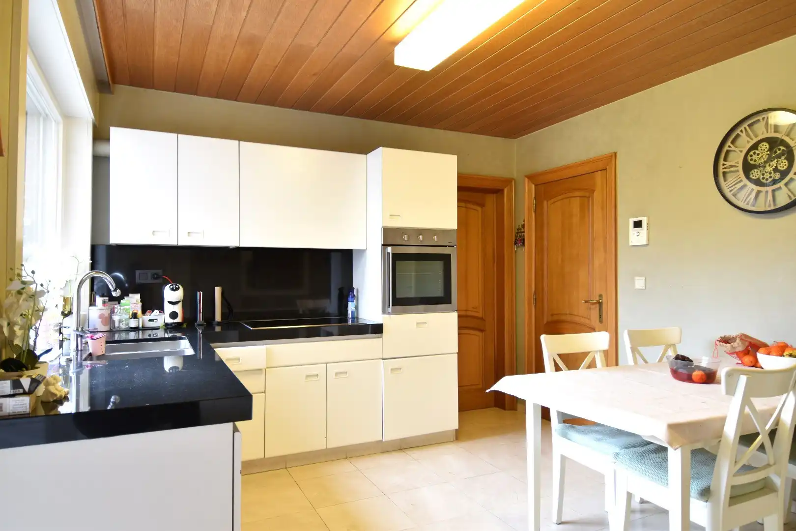 Verzorgde gezinswoning met 3 slaapkamers, tuin en polyvalente/handelsruimte te koop nabij centrum Bissegem foto 5