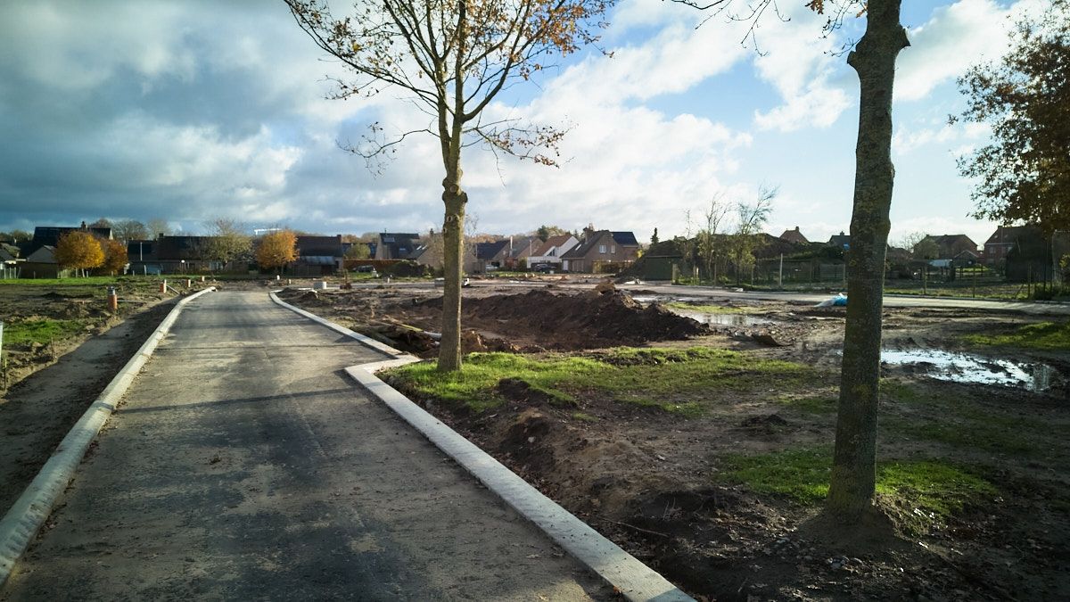 Nieuwe bouwgronden voor open bebouwing dicht bij het centrum foto {{pictureIndex}}