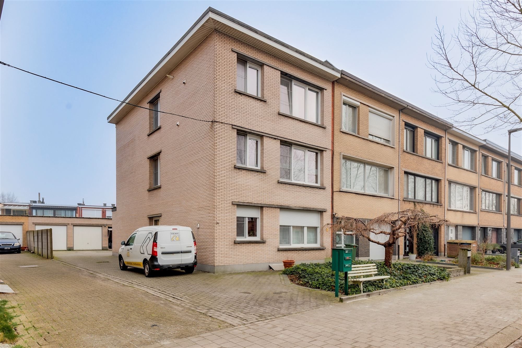 Vergund betonnen appartementsgebouw bestaande uit 3 verhuurde appartementen +  3 garageboxen in Merksem!  foto {{pictureIndex}}