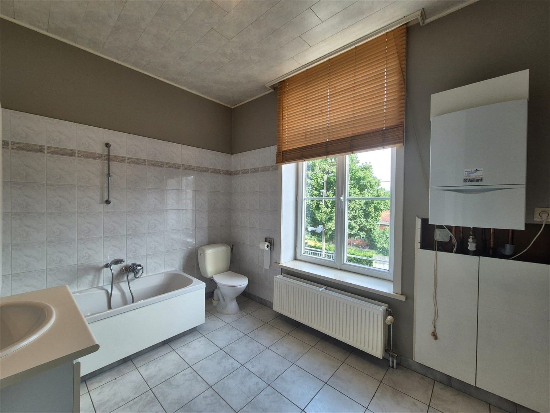 Zeer centraal en rustig gelegen, zeer ruim duplexappartement op de eerste verdieping met privéparking voor 2 wagens. foto 23