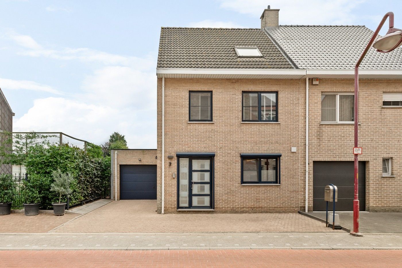 Instapklare HOB met 5 slpk., tuin en inpandige garage foto {{pictureIndex}}