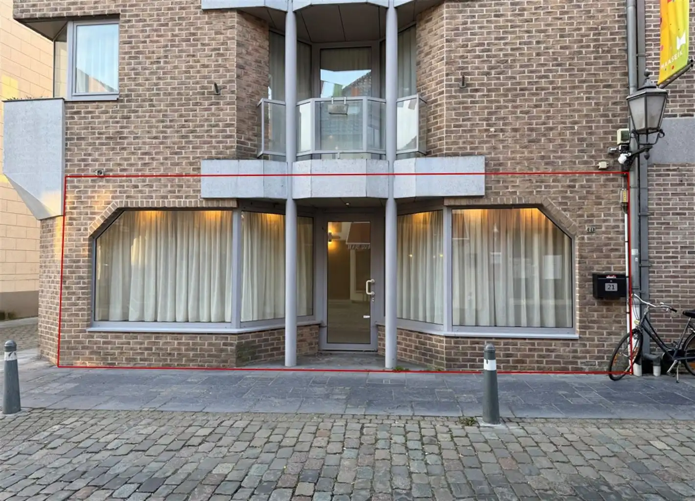 Instapklare kantoorruimte of praktijkruimte. Reeds voorzien van burelen en verlichtingsarmaturen vlakbij de Markt en de Hepperpoort. foto 14