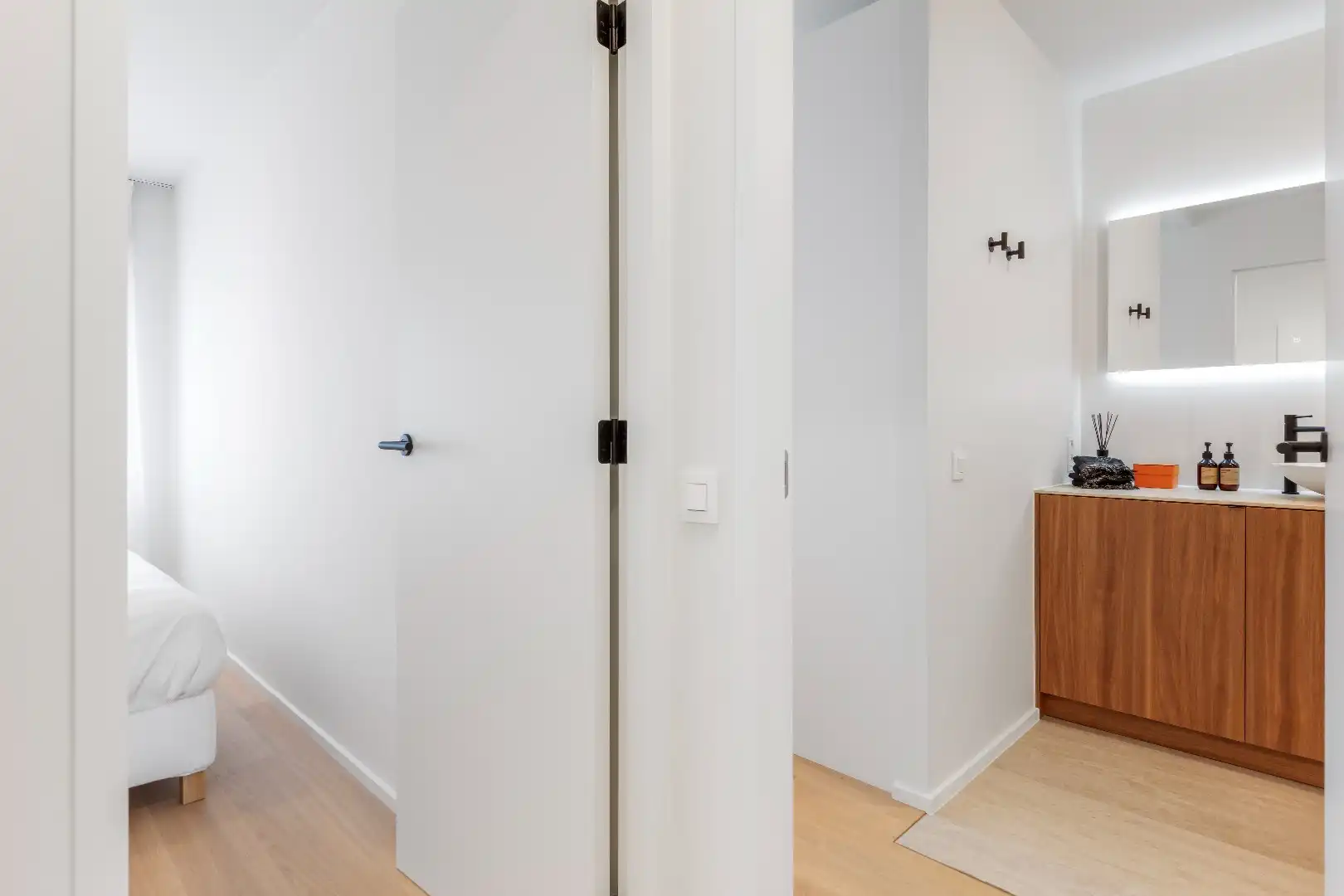 Luxueus vernieuwd appartement, gelegen in de Kustlaan, tussen het Van Bunnenplein en het Lichttorenplein. foto 14