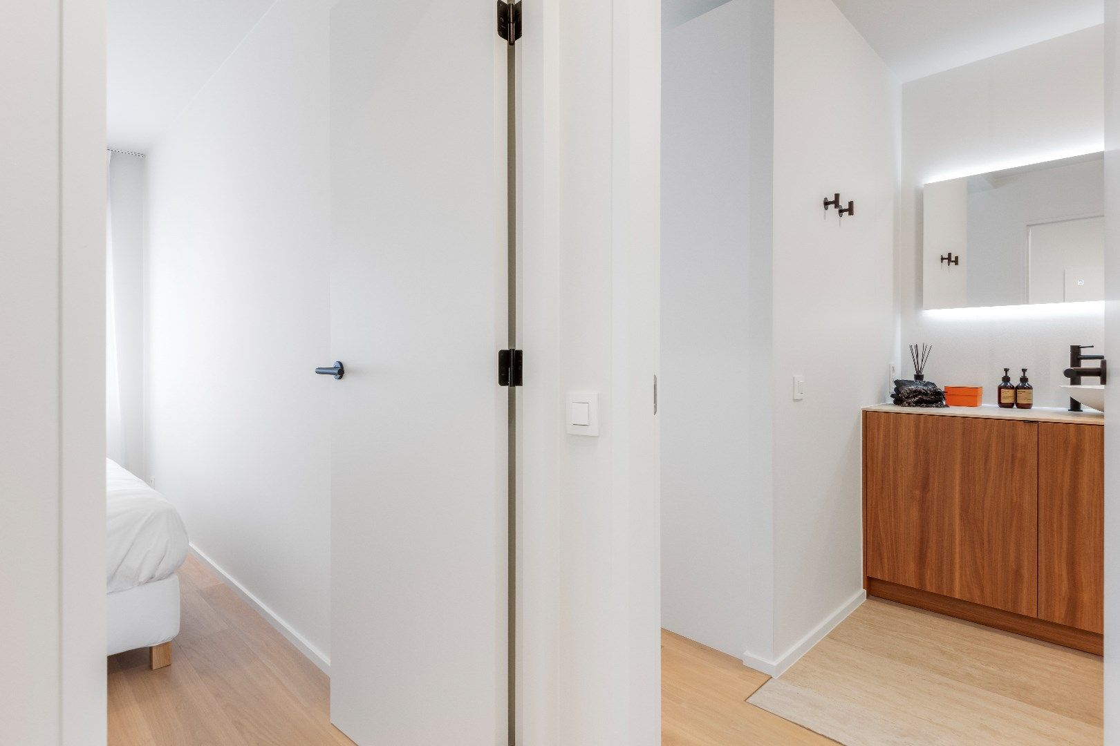 Luxueus vernieuwd appartement, gelegen in de Kustlaan, tussen het Van Bunnenplein en het Lichttorenplein. foto 14