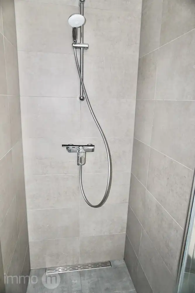 Gemeubelde studio 32m2 met aparte slaapkamer en open uitzicht – Tervuursevest Leuven foto 13
