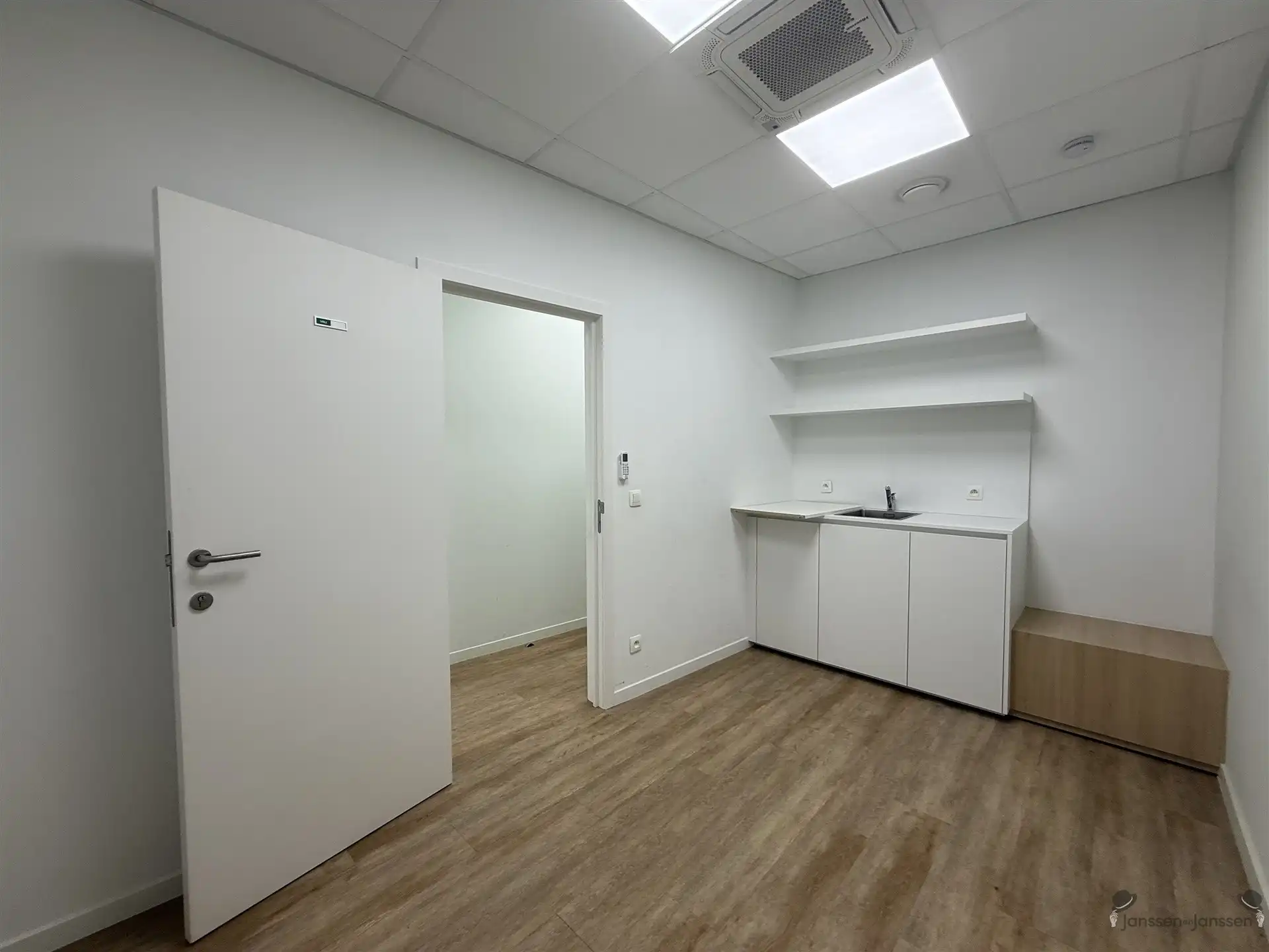Instapklaar kabinet/kantoor met 4 praktijkruimten foto 7