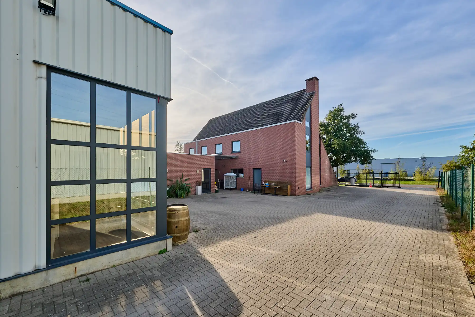 Bedrijfsgebouw met woning te koop in Hasselt foto 2