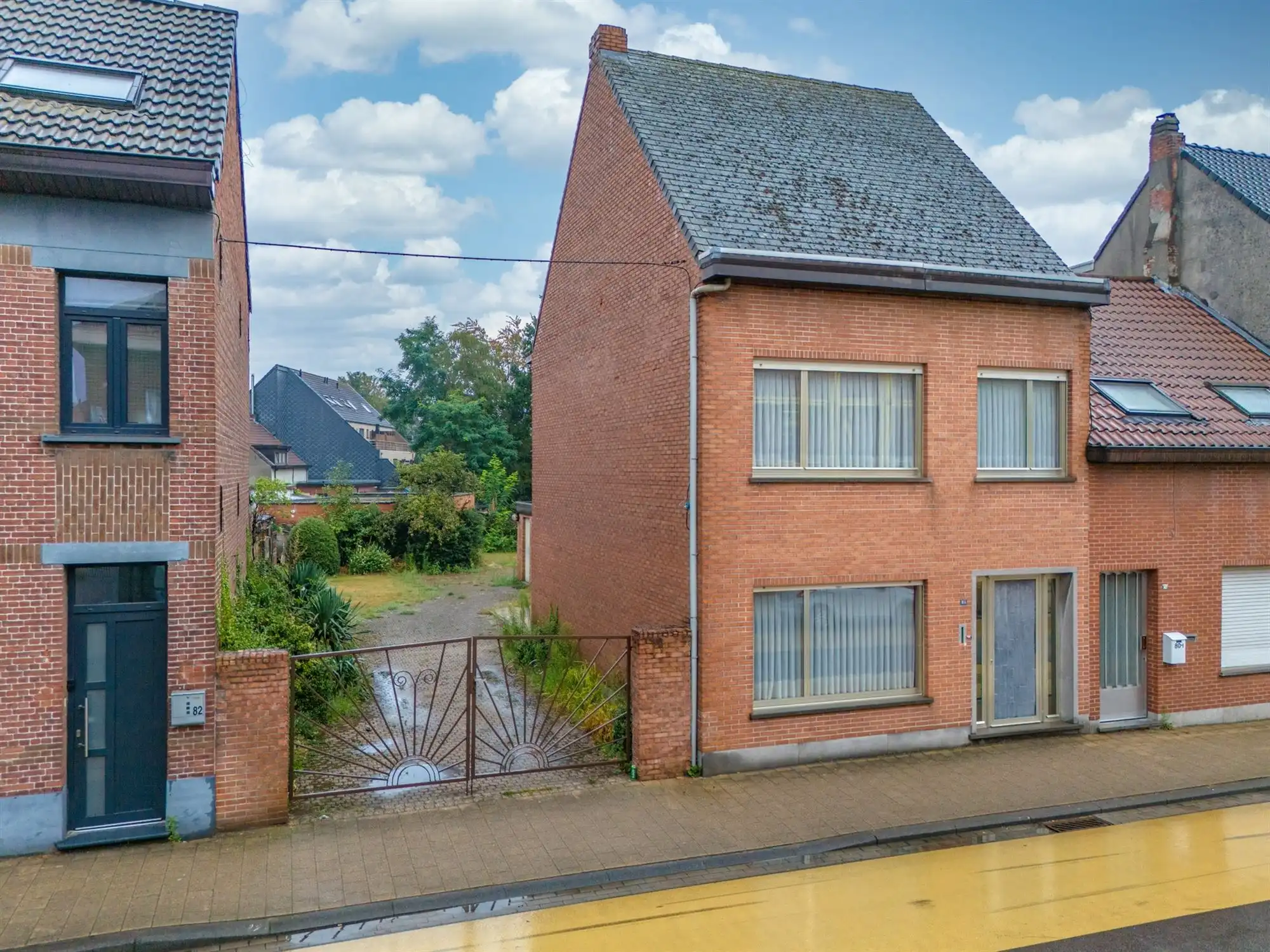 Hoofdfoto van de publicatie: Op te frissen half-open gezinswoning met 3 slaapkamers en een ruime zolder