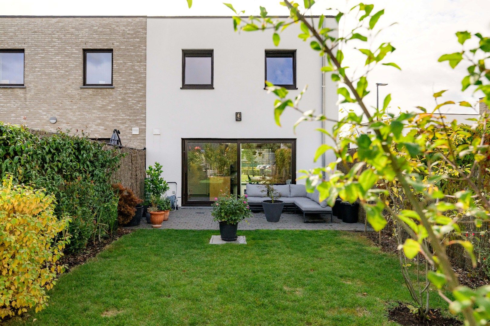 MODERNE BEN-WONING MET 3 SLPKS | TUIN EN PRIVATE STAANPLAATS foto 2