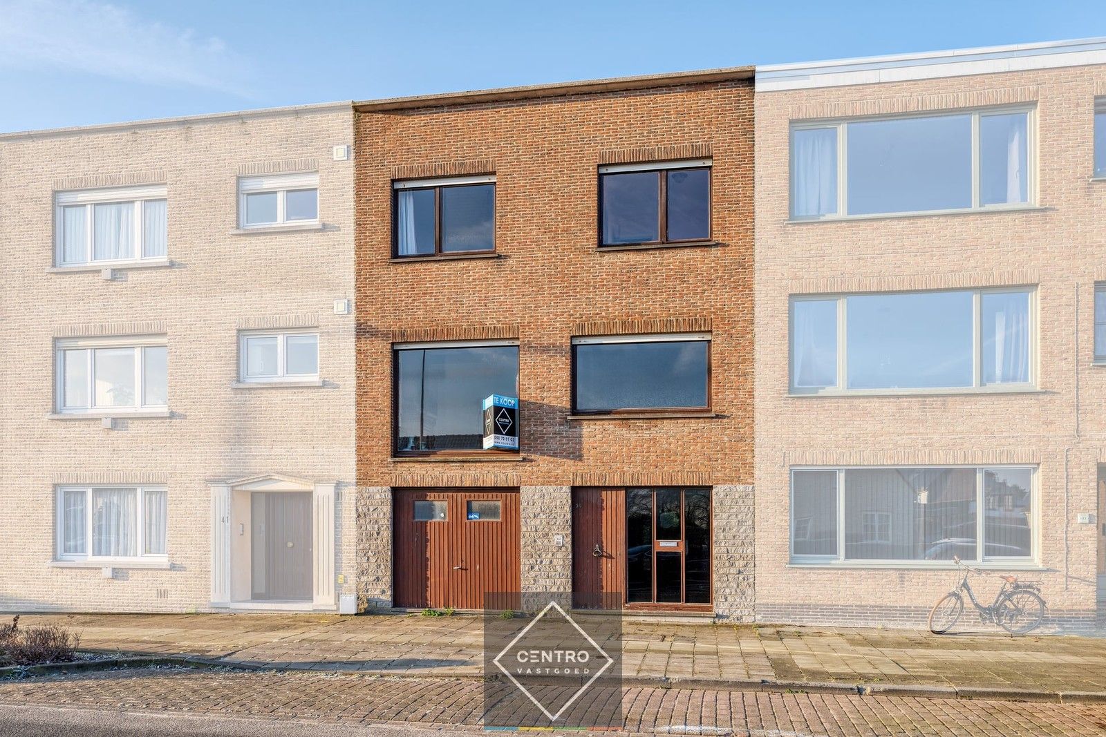 INTERESSANT gelegen woning met 4 slpks, garage én ZUIDger. tuin! foto {{pictureIndex}}