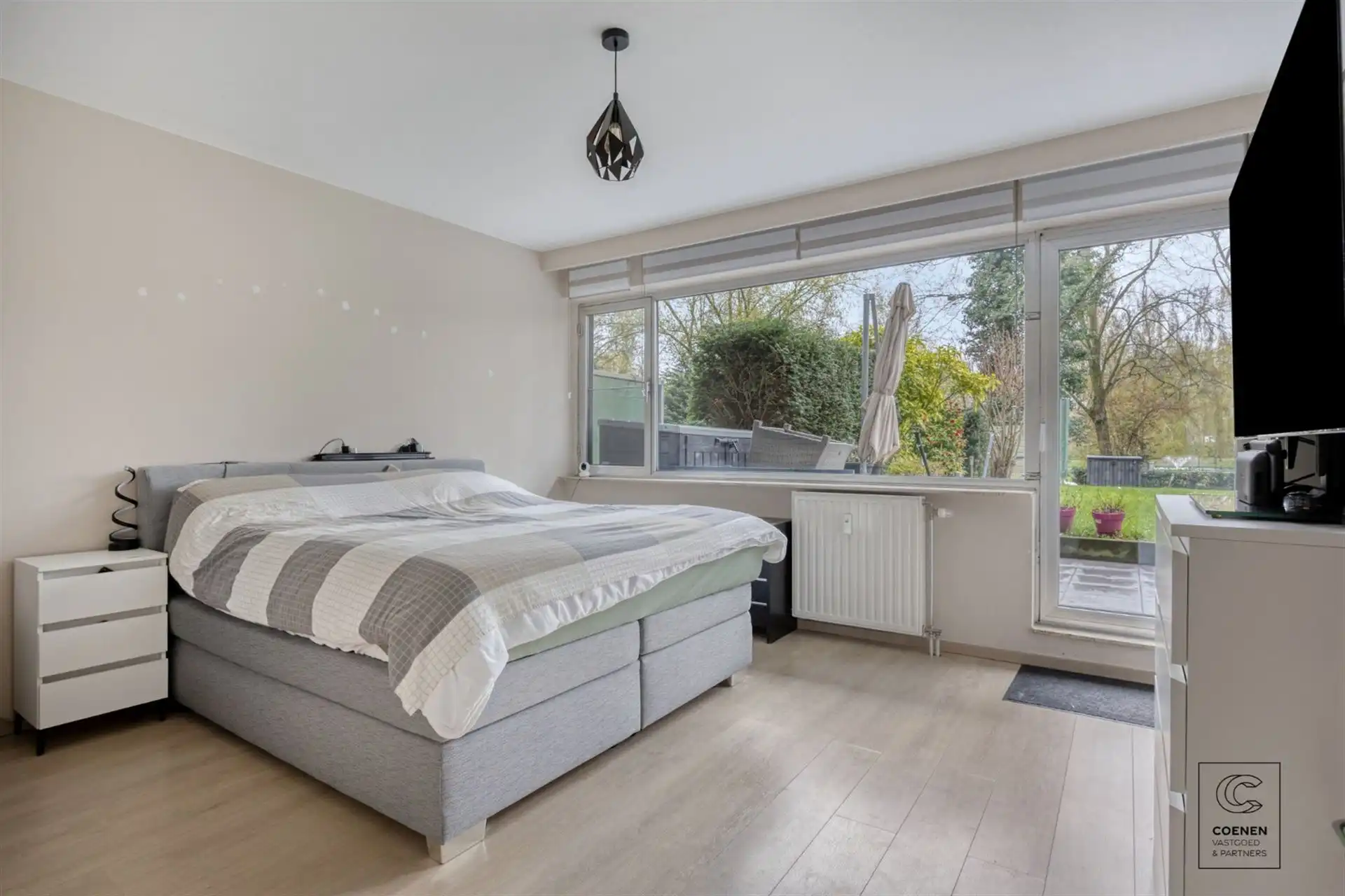 Ruim appartement met 3 slpk en schitterende tuin te Merksem! foto 10