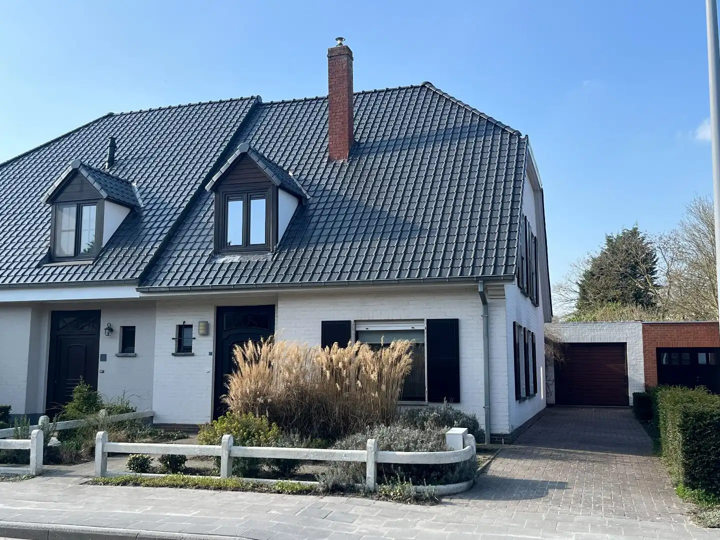 Halfopen woning met tuin en garage te St Kruis. foto {{pictureIndex}}
