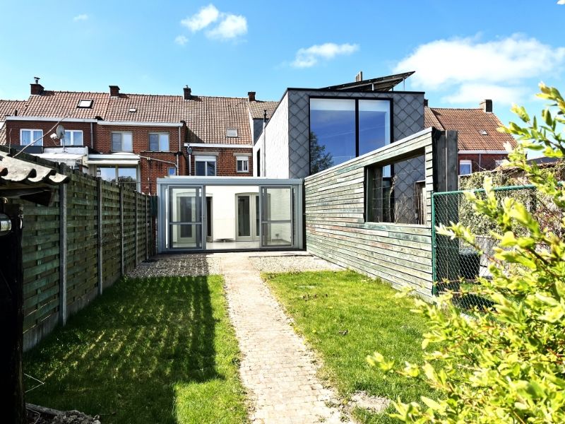 Ruime en energiezuinige woning (EPC 220) met grote tuin op een centrale ligging foto {{pictureIndex}}