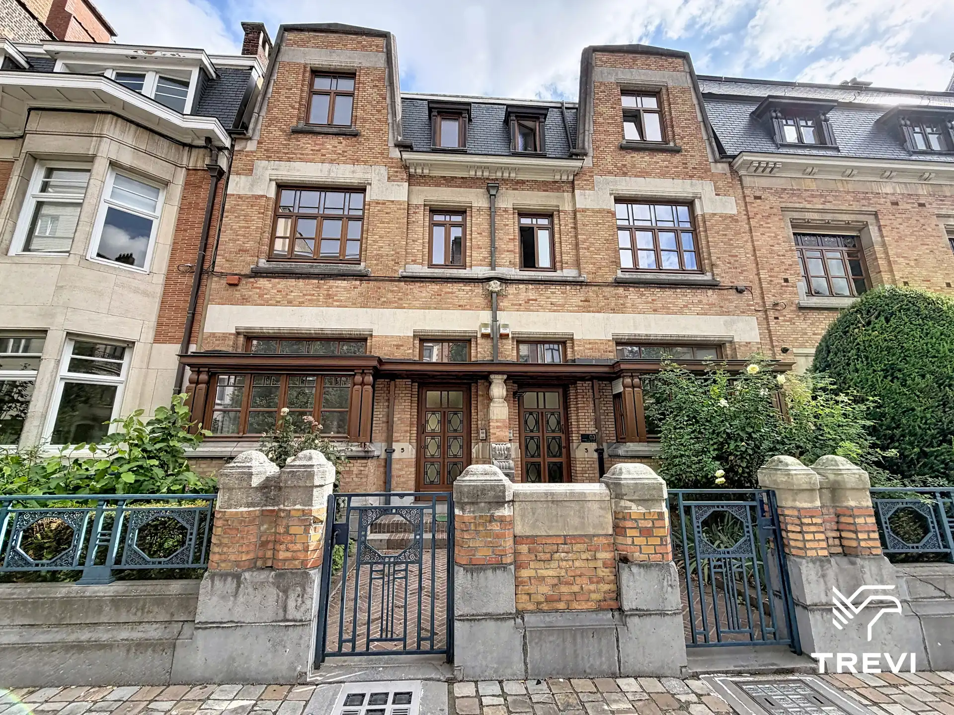 TOUR & TAXIS – Prachtige woning met 4 slaapkamers, terras en tuin! foto {{pictureIndex}}