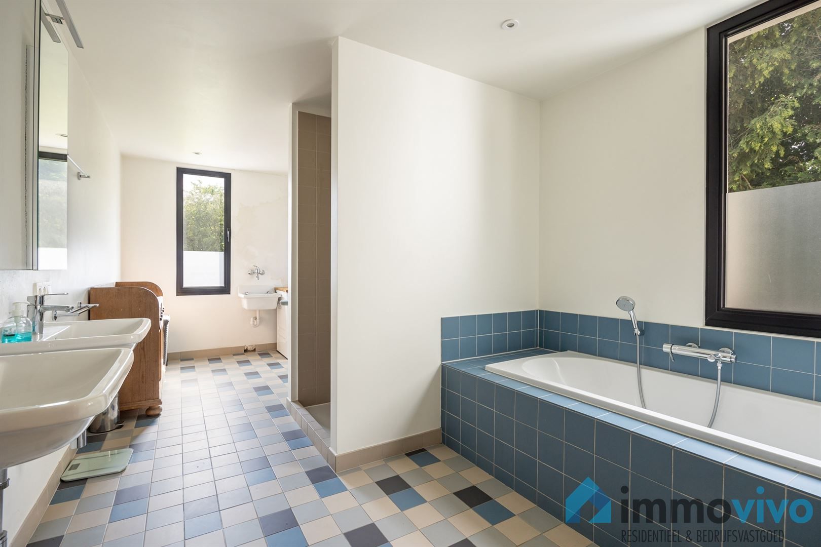 Ruime gerenoveerde woning met 4 slaapkamers op 615 m² foto 17