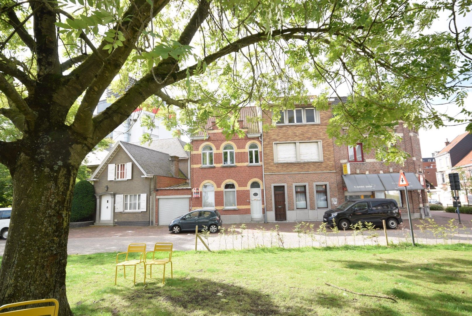 Charmante Herenwoning te Koop in Roeselare – Unieke Locatie nabij Station en aan Groen Pleintje foto 2