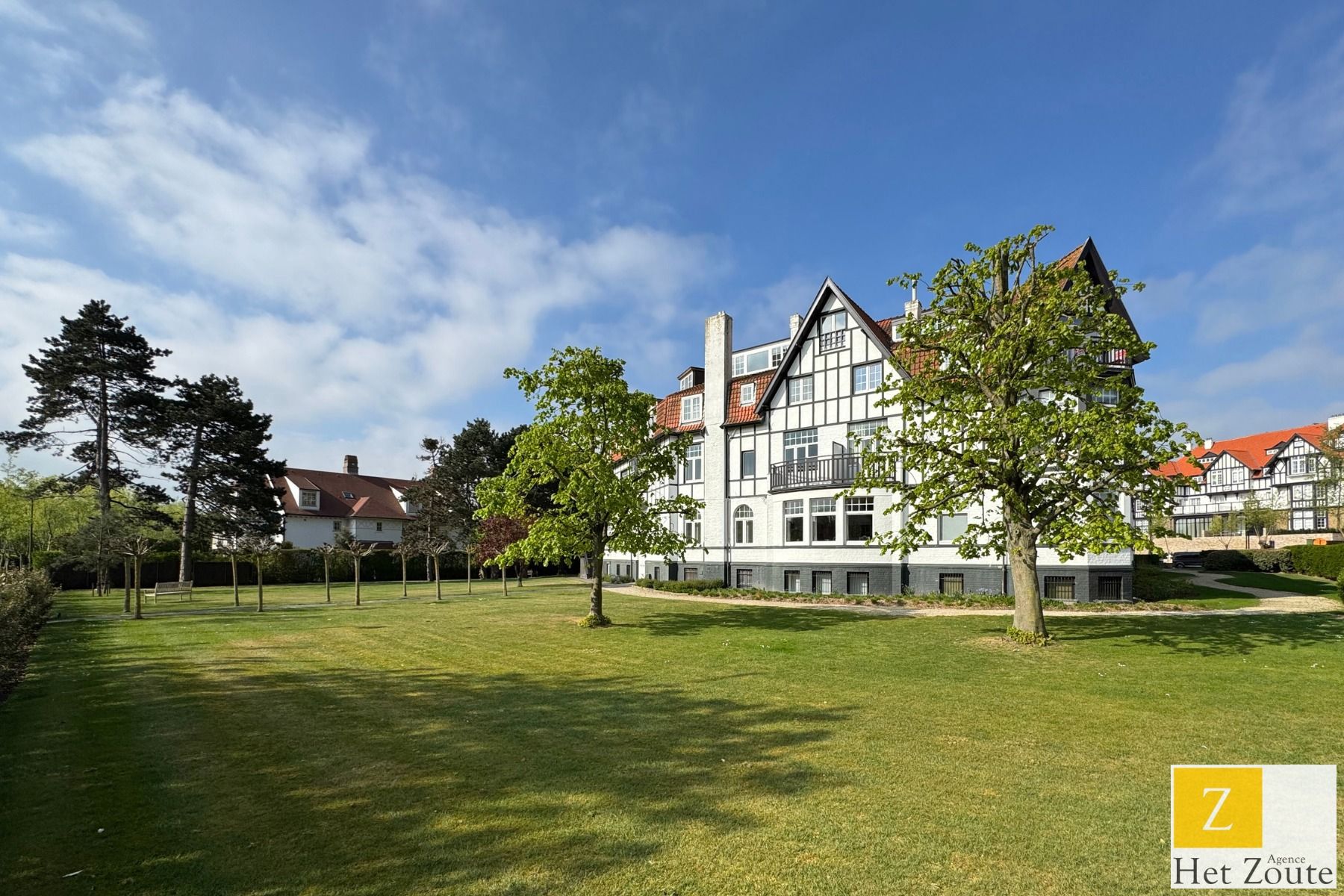 Te renoveren appartement in iconische residentie te Knokke foto 3
