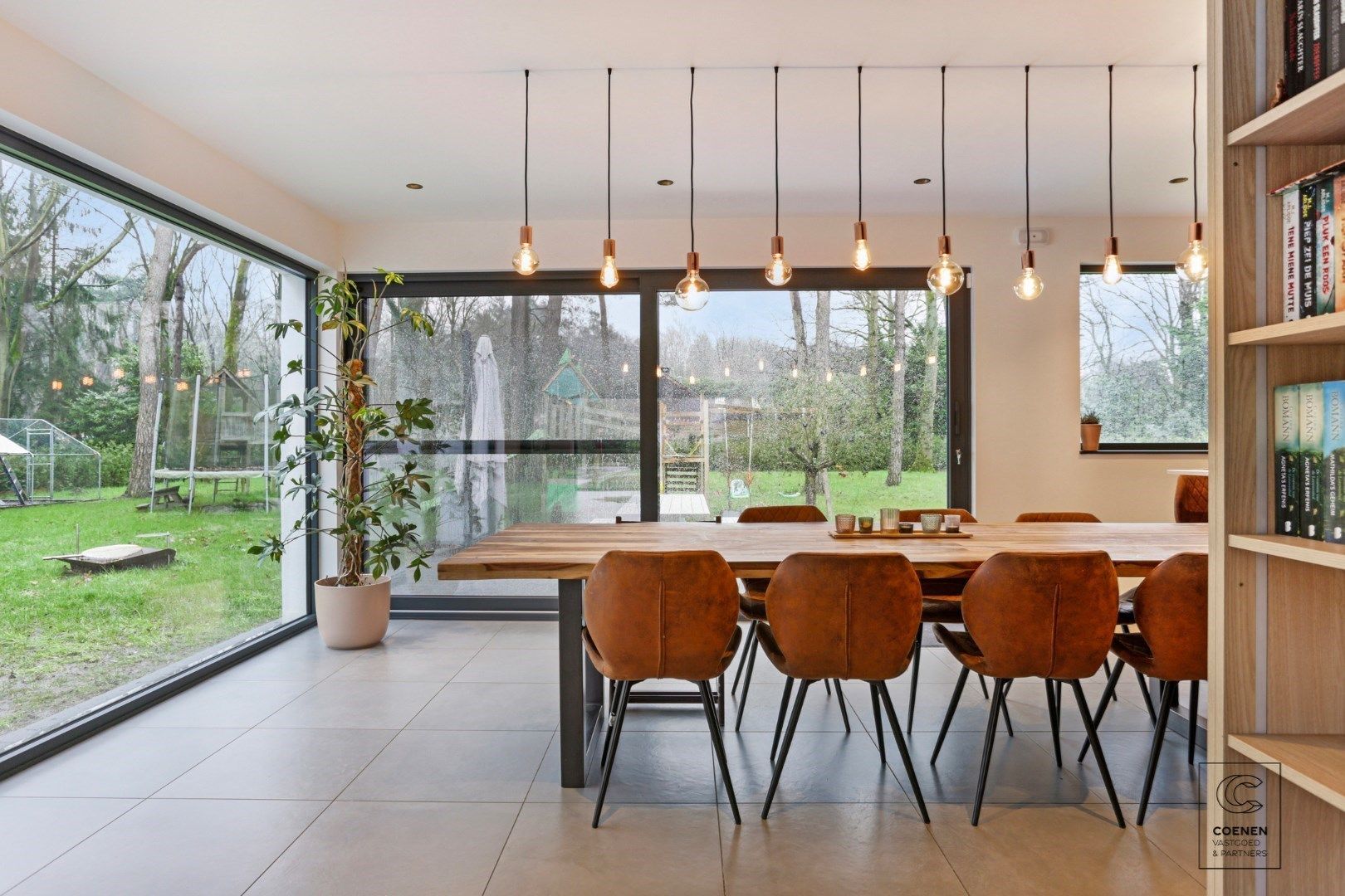 Prachtig gerenoveerde villa  met 4 slpk's, een bew. opp. van 200 m² op een uiterst rustig en groene ligging te Schilde foto 8