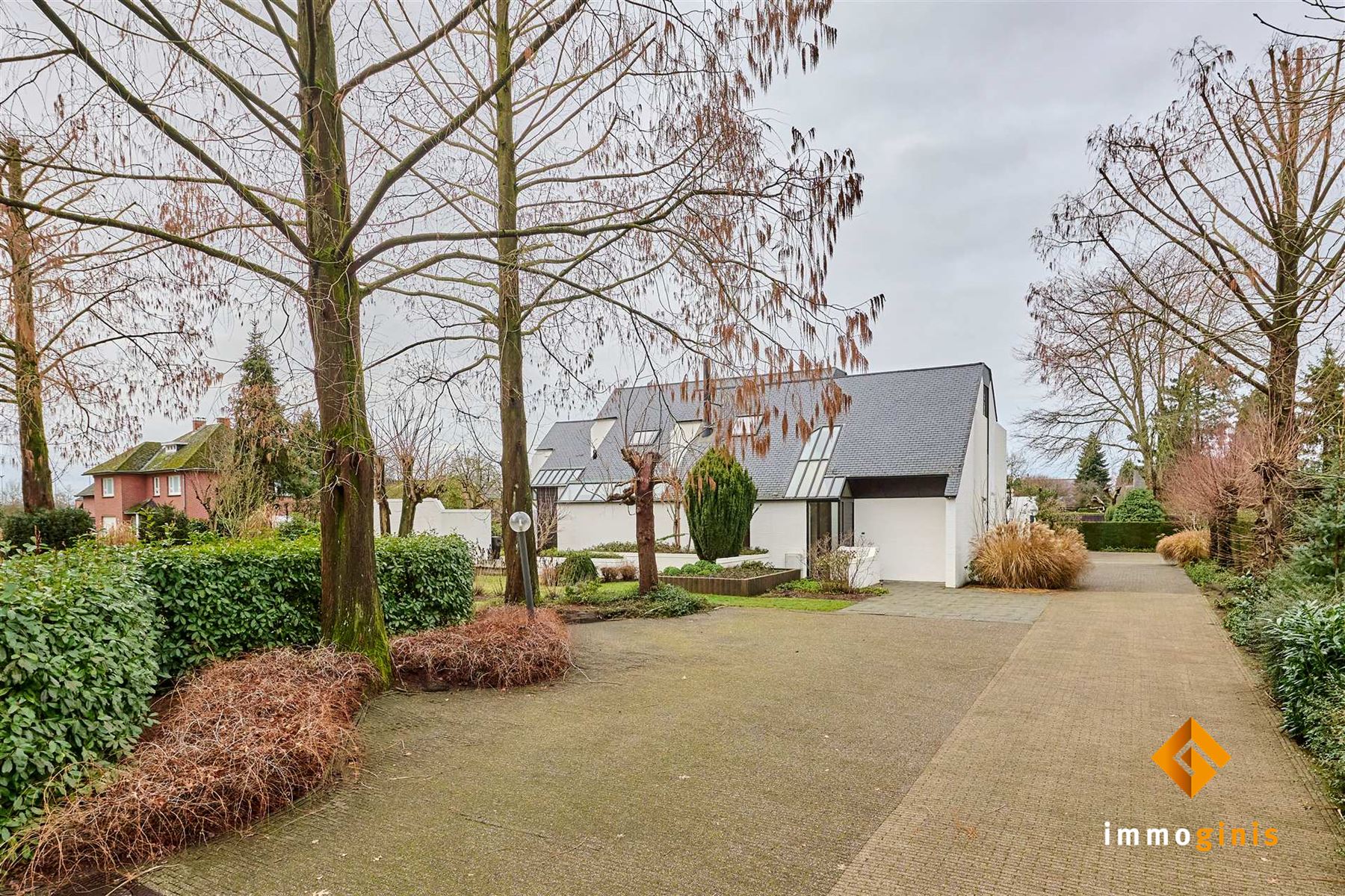 Ruime woning met 3 slaapkamers en dubbele garage op wandelafstand van het centrum van Bocholt! foto {{pictureIndex}}