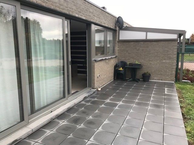 Ruim gelijkvloers appartement met 2 slk, lift, ruim terras met tuin en staanplaats in de kelder. foto 4