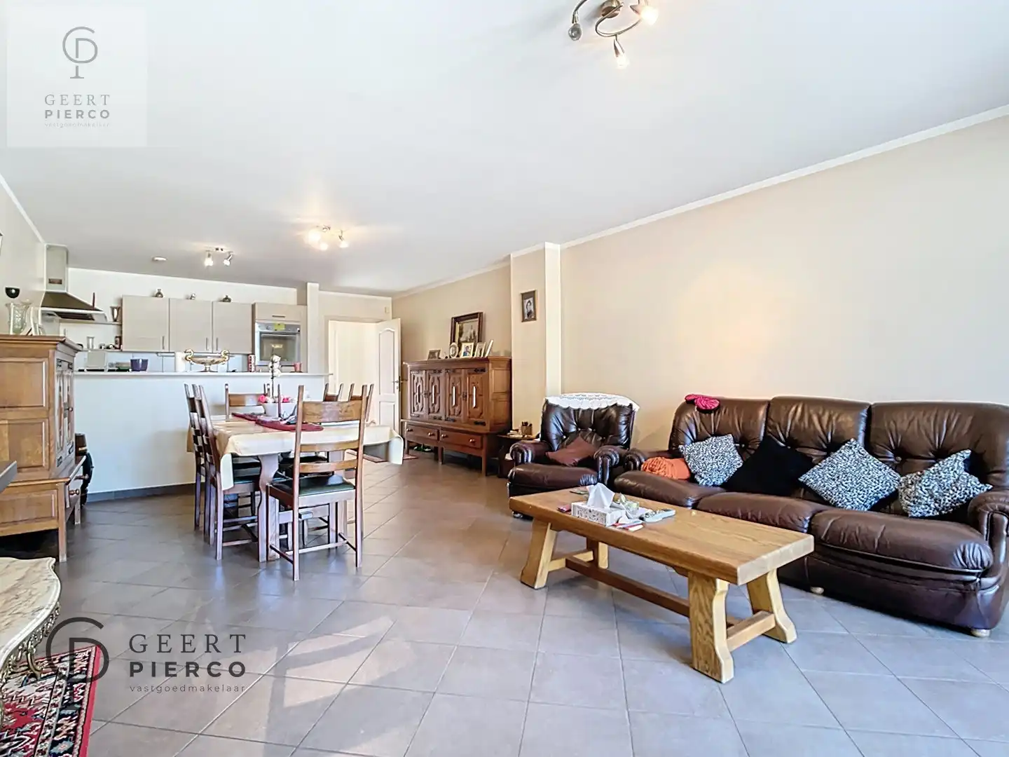 Gezellige studio foto {{pictureIndex}}