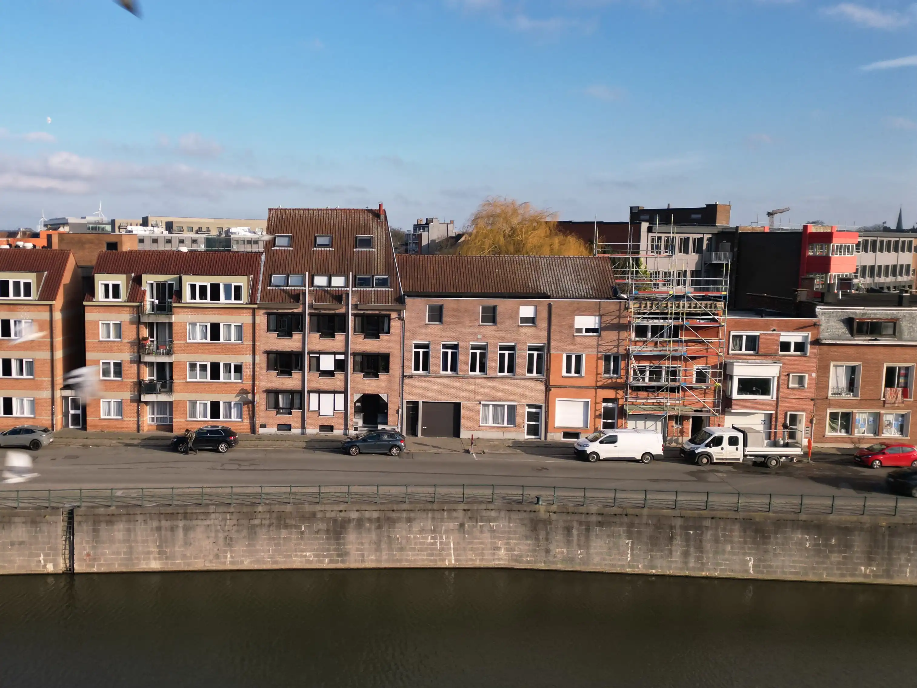 Opbrengsteigendom bestaande uit 18 studentenkamers en twee autostaanplaatsen gelegen aan de Bargiekaai foto {{pictureIndex}}
