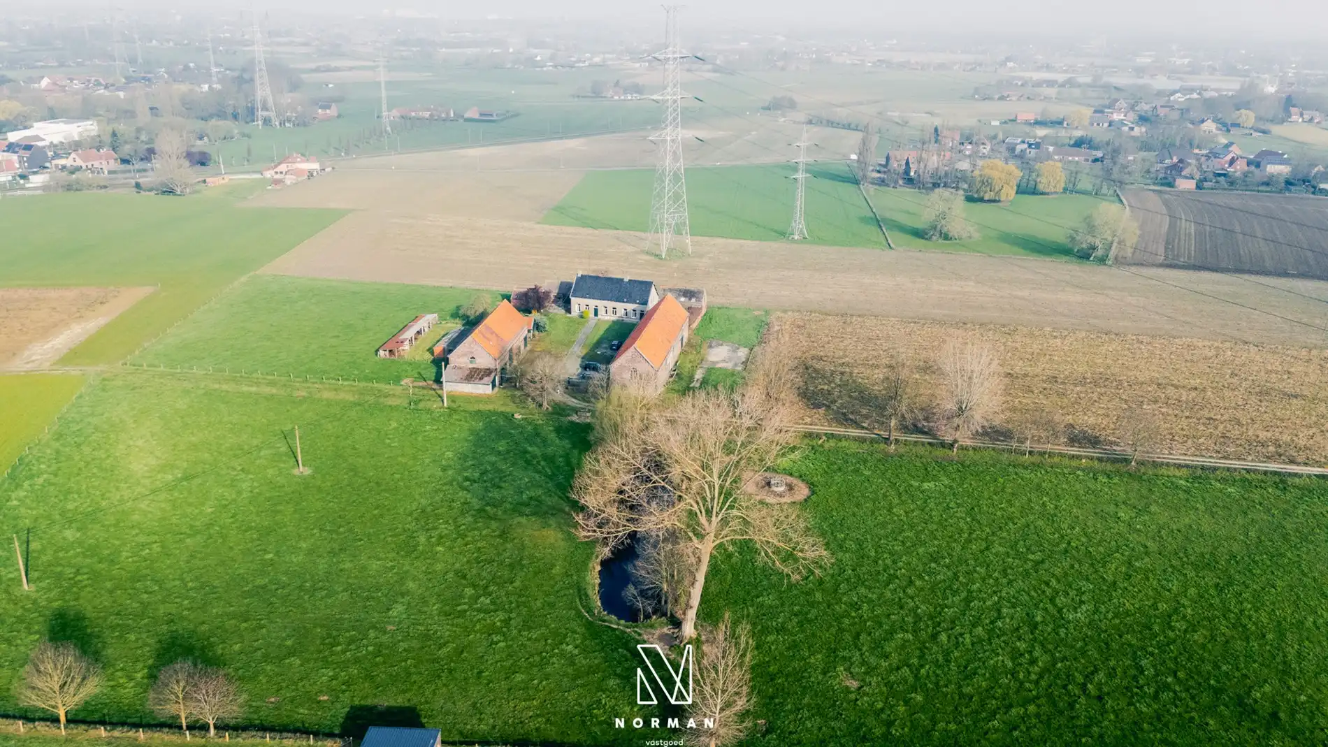 Unieke erfgoedhoeve op 33400 m² met dreef, bijgebouwen en landelijke vergezichten foto 2