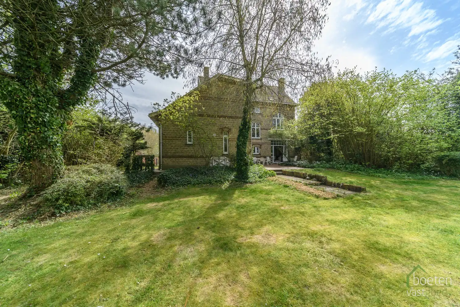 ALVERINGEM: Karaktervolle herenwoning uit het interbellum (jaren 30) met authentieke geveldetails en een warm landelijk interieur op 3.253 m² totale grondopp. foto 25