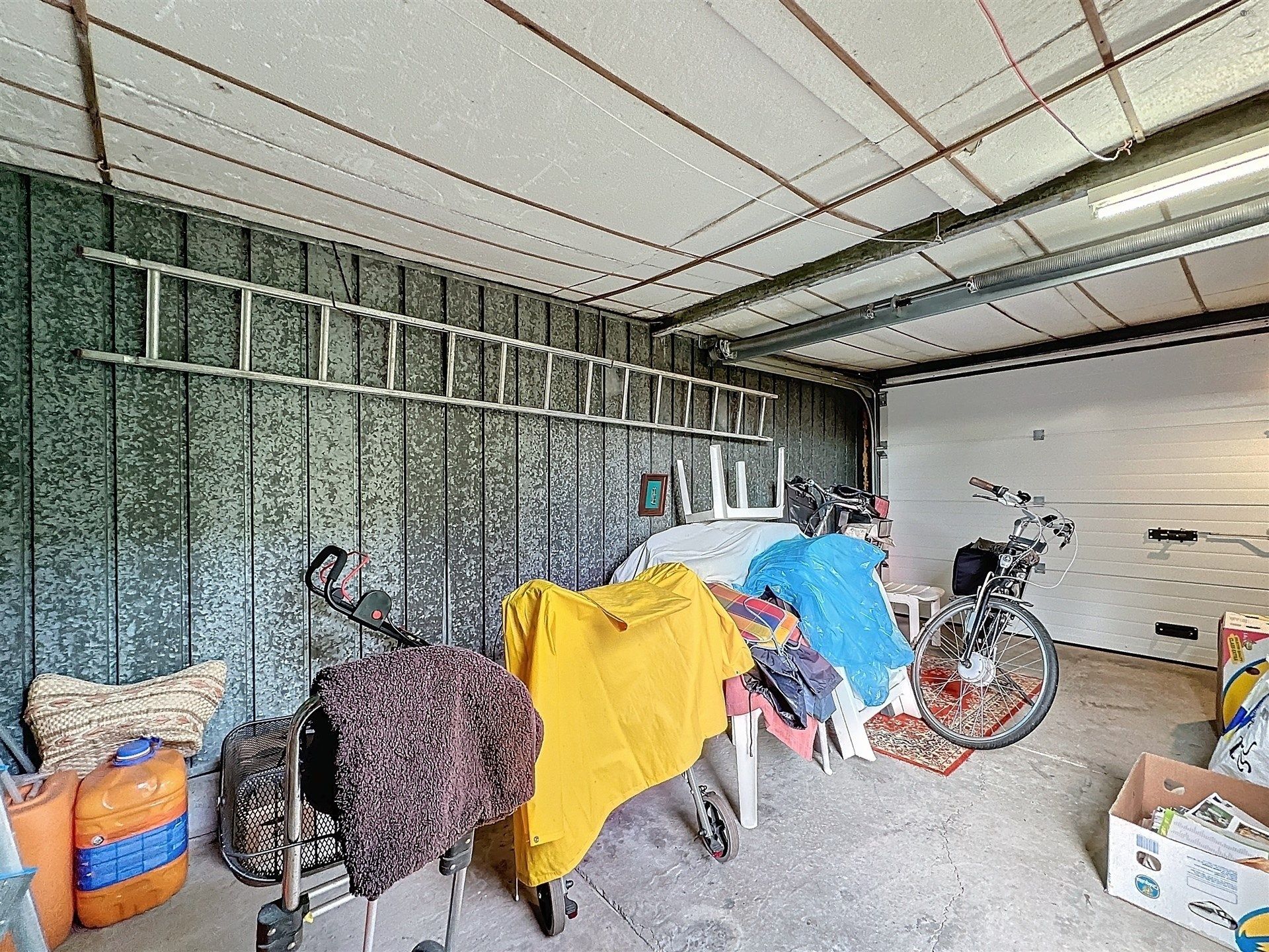 Half open bebouwing met 3 slaapkamers, ruime garage en tuin op perceel van 261m². foto 15