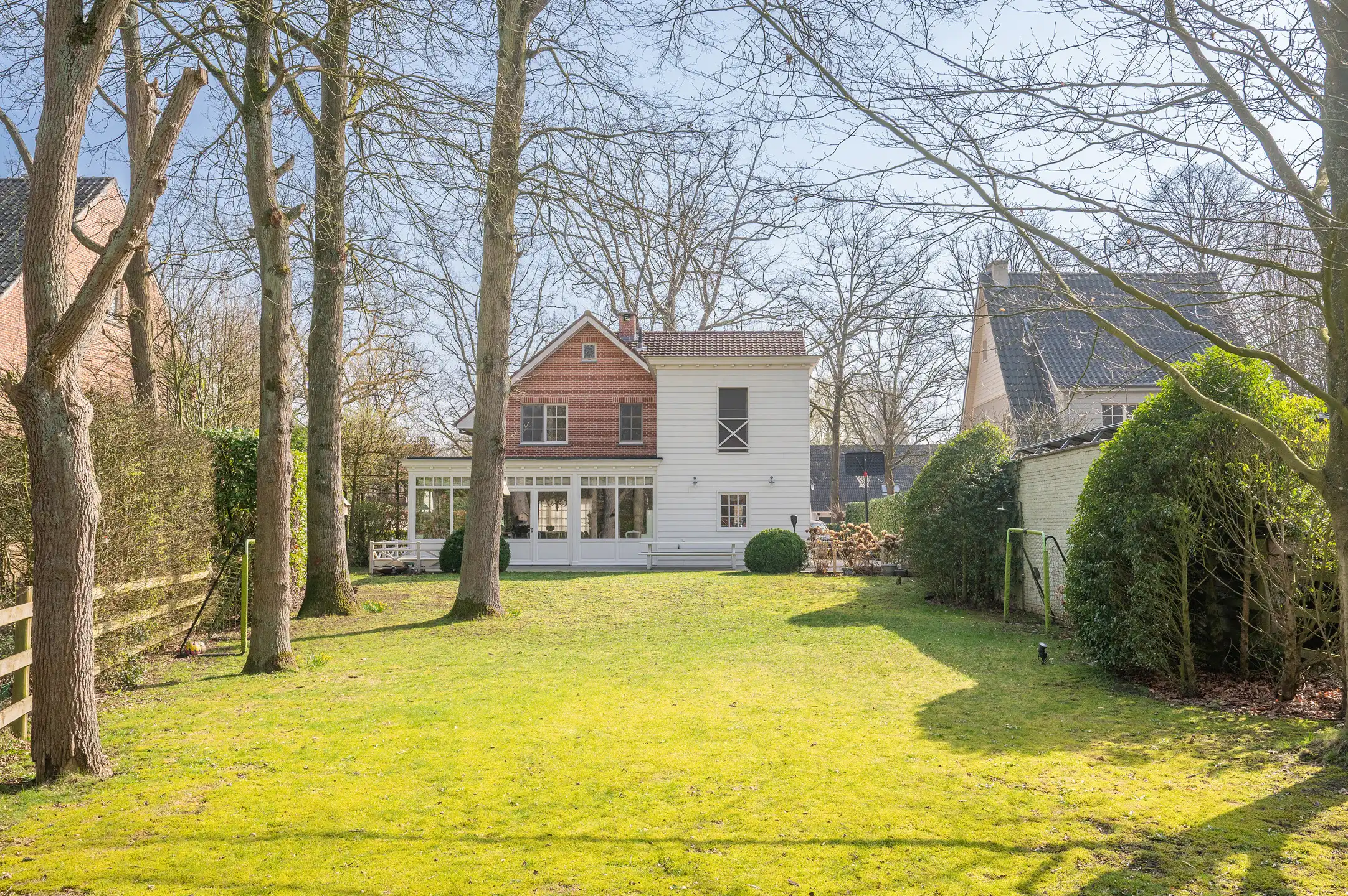 Warme karaktervolle gezinswoning met uniek zicht te Brasschaat! foto {{pictureIndex}}