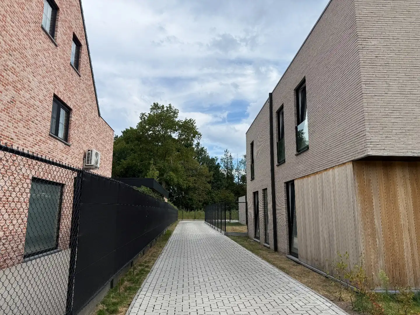 Ondergrondse autostaanplaats met laadpunt  foto 2