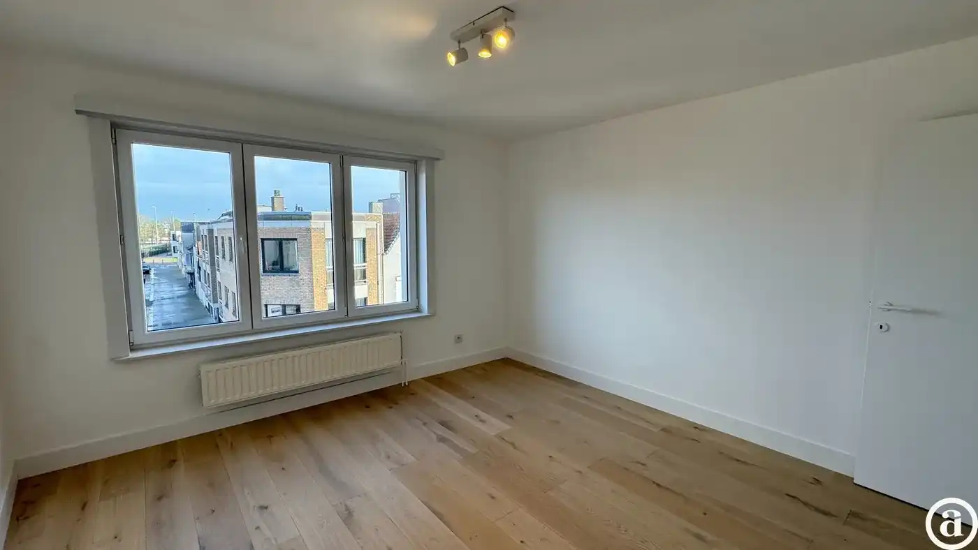 Gerenoveerd hoekappartement met 2 volwaardige slaapkamers, vlakbij het centrum van Knokke. foto 12