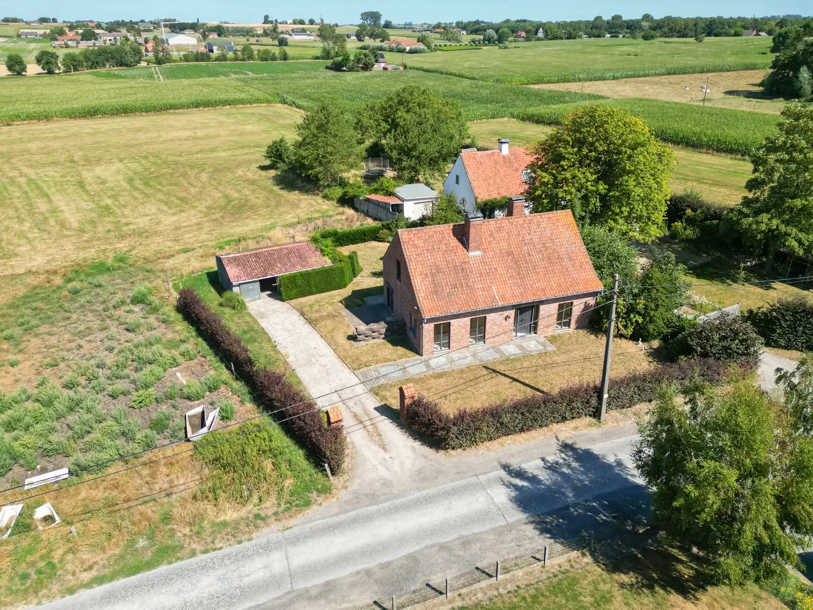 Grondig te renoveren woning met bijgebouwtje op ca 1.800 m² foto 2
