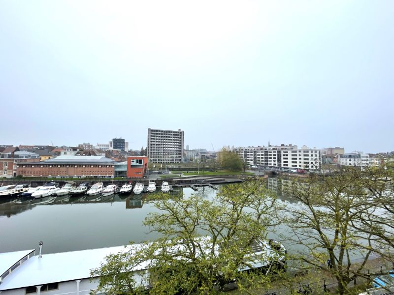 Prachtig gerenoveerd appartement met groot dakterras en uniek Zicht op de Leie en Portus Ganda foto 2