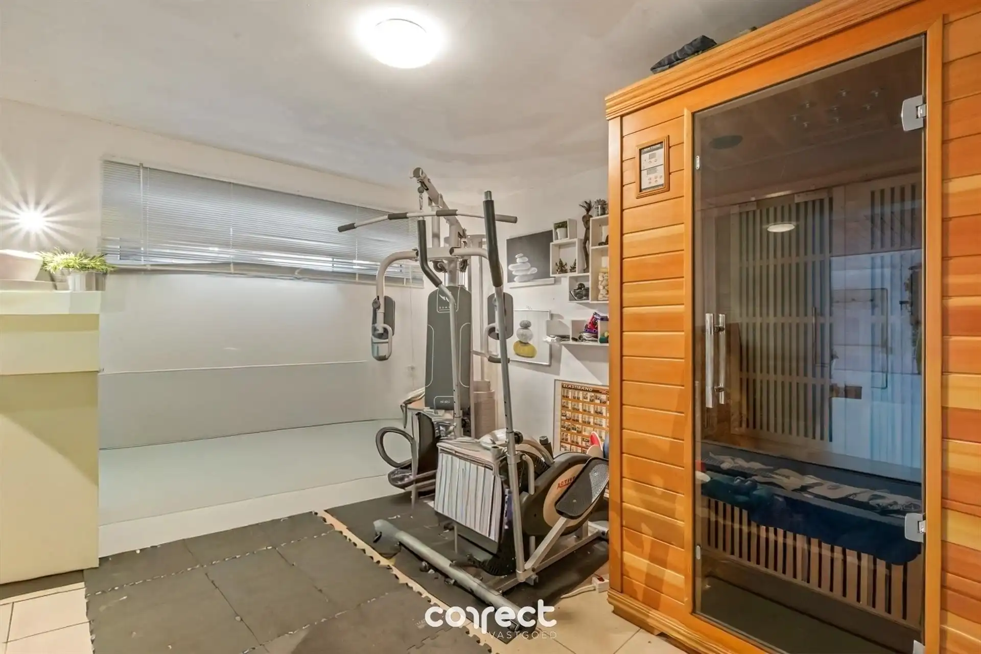 Centraal gelegen open bebouwing op ruim perceel en oprit. foto 7