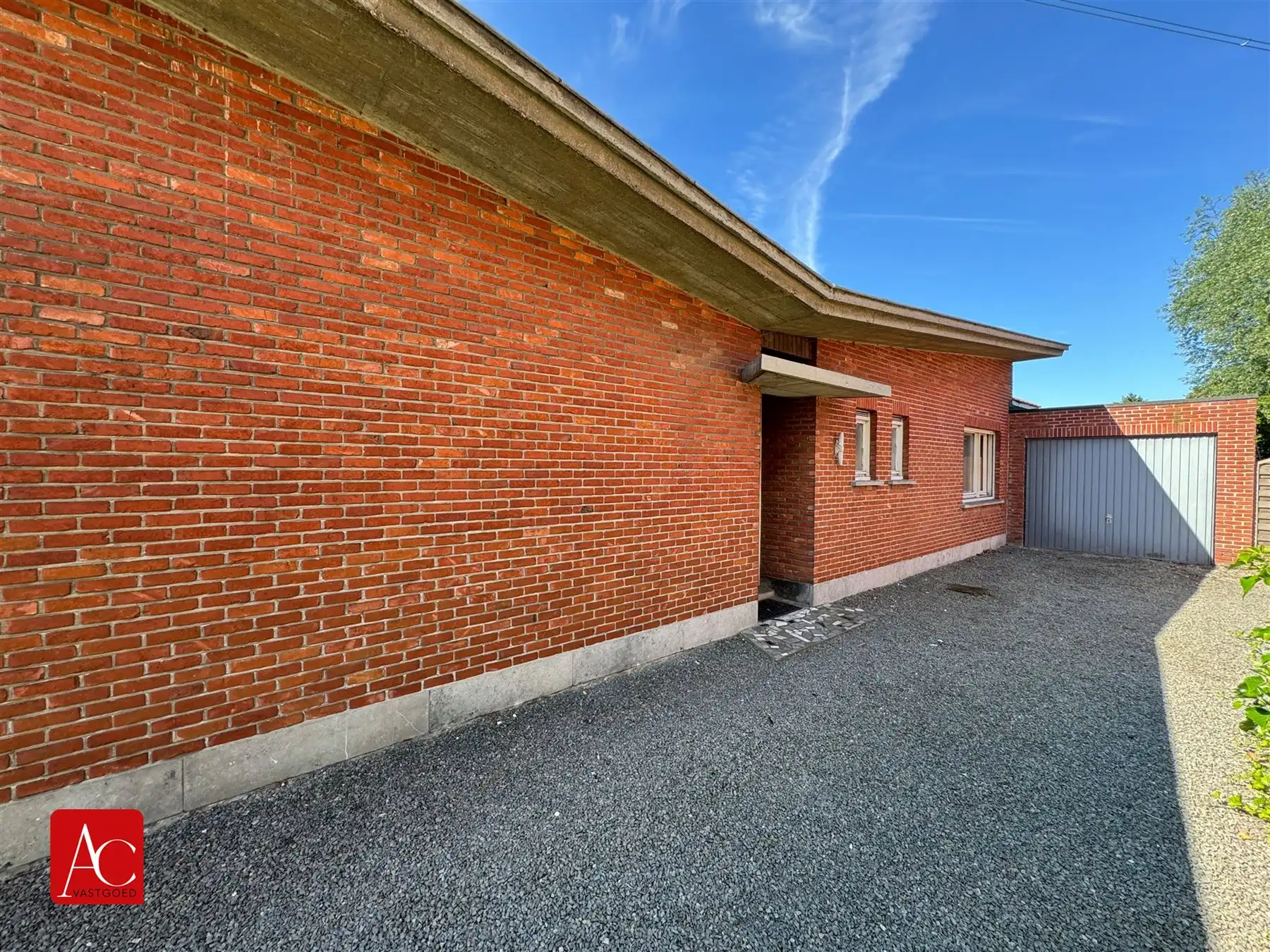 Renovatiewoning op ruim perceel foto 2