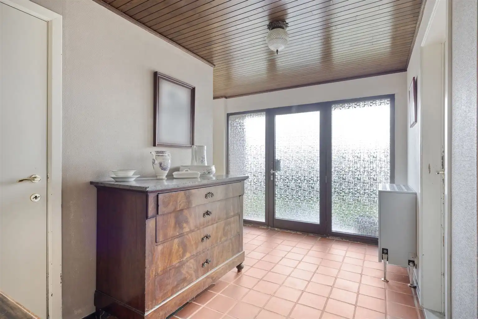 Gelijkvloerse, vrijstaande woning met 3 slaapkamers, omheinde tuin en garage op een rustige locatie nabij het centrum van Maaseik. foto 3