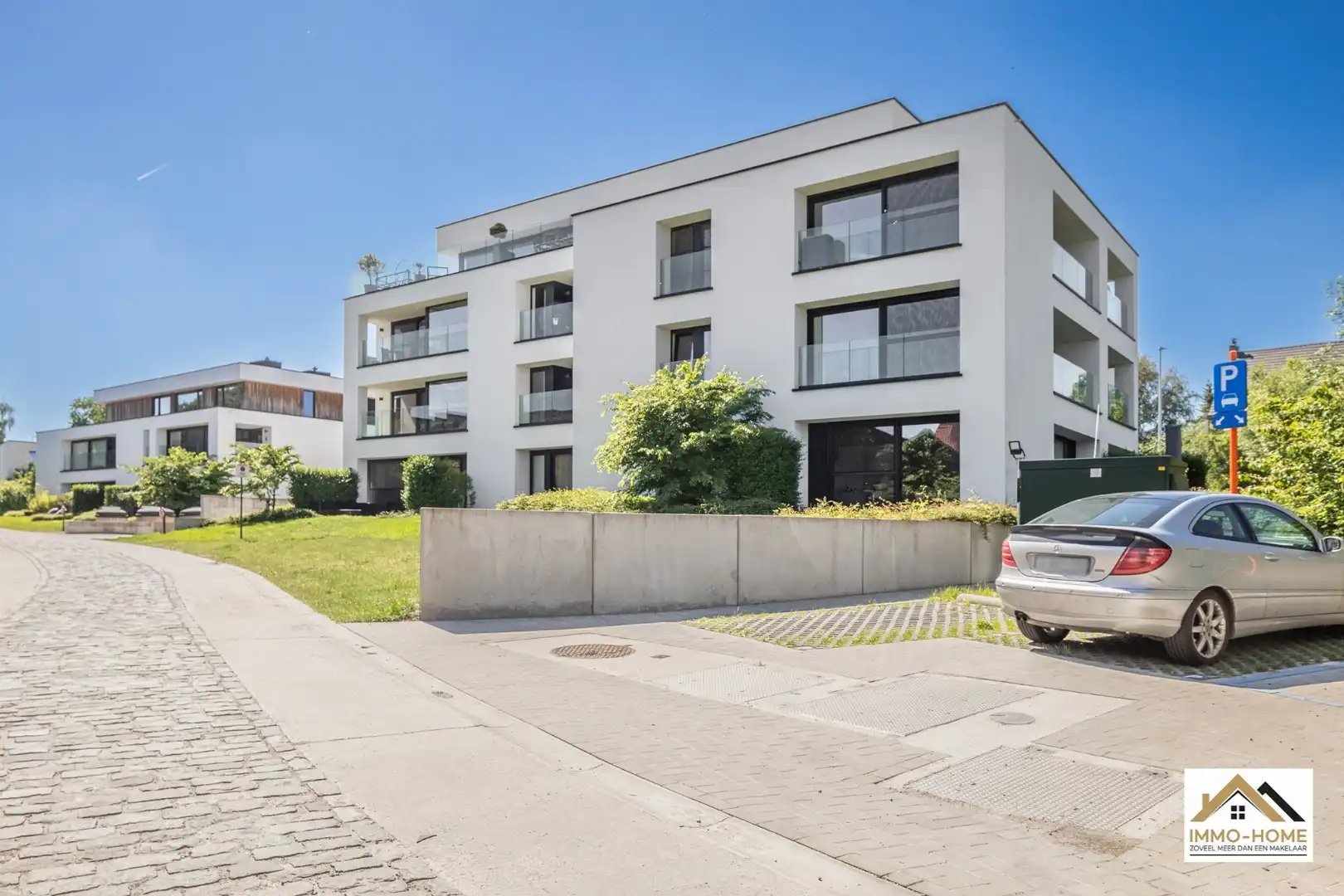 Instapklaar modern appartement met autostaanplaats foto 13
